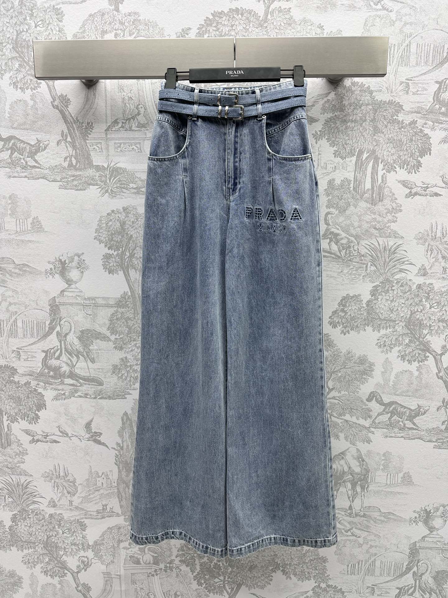 NO:696542,Prad* new product on the shelves. Double-belt denim trousers customized with YB imported twill cotton denim material. Washed retro and crisp. Wide legs to make you look slim. Presenting a fashionable retro denim style. Following the laser engraving process, it presents a three-dimensional hollow letter pattern. The back pocket also echoes the same style. The double-belt decoration is very cool. The upper body is cool and fashionable. It looks slim and hot. Suitable for all body types. High version 2 colors,, prada,19860909Prad*新品上架 双腰带牛仔长裤定制YB进口斜纹棉牛仔材质 水洗复古挺括 阔腿显瘦 呈现时髦复古牛仔风情 沿用激光雕刻工艺 呈现出立体镂空字母图案 后口袋同样呼应 洋气的双腰带装饰 酷劲十足 上身潮酷时尚 显瘦热辣 适合所有体型 高版本2色,,prada,,Women's clothing