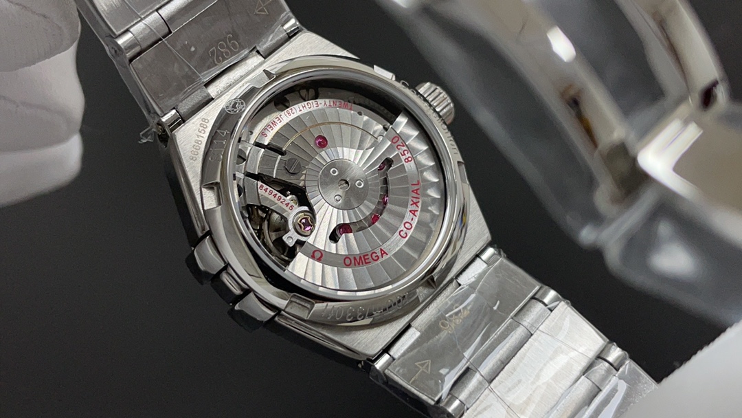 “Omega Constellation Series Watch with 8520 Cores and Blue Mother-of-Pearl Dial in 2070” - 图片 8