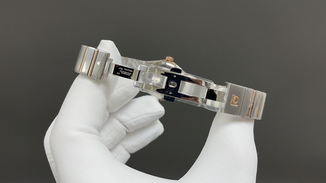 “Omega Constellation Series: Gold Drill 50.PLUMA Watch with 8520 Cores and Blue Mother-of-Pearl Dial” - 图片 8