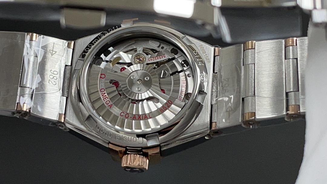 “Omega Constellation Series: Gold Drill 50.PLUMA Watch with 8520 Cores and Blue Mother-of-Pearl Dial” - 图片 7