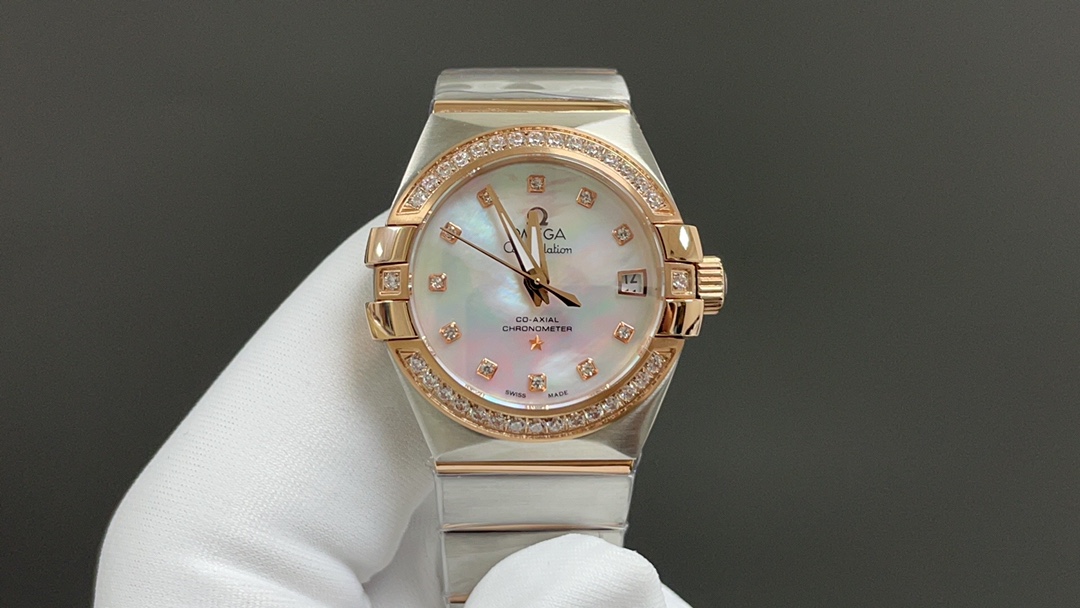 “Omega Constellation Series: Gold Drill 50.PLUMA Watch with 8520 Cores and Blue Mother-of-Pearl Dial” - 图片 3