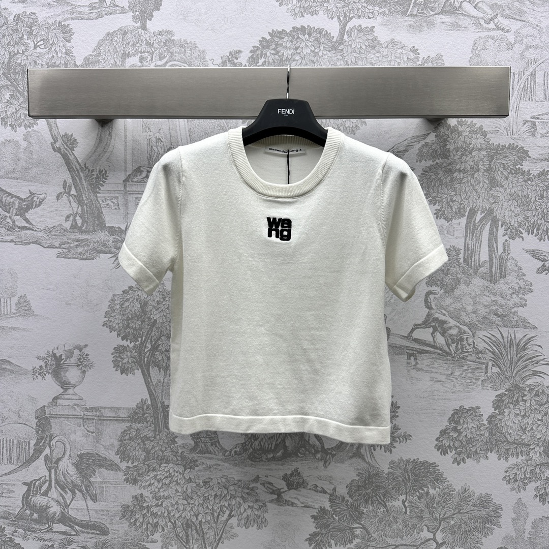 NO:696519,Alexanderwan* new products are on the shelves. Embroidered round neck knitted custom YB imported wool material. The texture is obvious and soft against the skin. Decorated with embroidered letters. Fashionable and western style. Development of surface accessories. Round neck regular knitted top. The upper body is slim and slim. Full of temperament. High version 2 colors.19860909Alexanderwan*新品上架刺绣圆领针织定制YB进口羊毛材质 肌理明显 贴肤柔软 饰以刺绣字母装饰 时髦洋气 面辅料开发 圆领常规针织上衣 上身修身显瘦 气质十足 高版本2色,,,Women's clothing