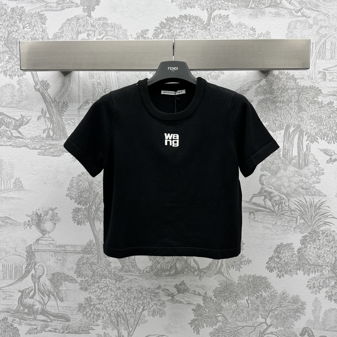 NO:696527,Alexanderwan* new products are on the shelves. Embroidered round neck knitted custom YB imported wool material. The texture is obvious and soft against the skin. Decorated with embroidered letters. Fashionable and western style. Development of surface accessories. Round neck regular knitted top. The upper body is slim and slim. Full of temperament. High version 2 colors.19860909Alexanderwan*新品上架刺绣圆领针织定制YB进口羊毛材质 肌理明显 贴肤柔软 饰以刺绣字母装饰 时髦洋气 面辅料开发 圆领常规针织上衣 上身修身显瘦 气质十足 高版本2色,,,Women's clothing