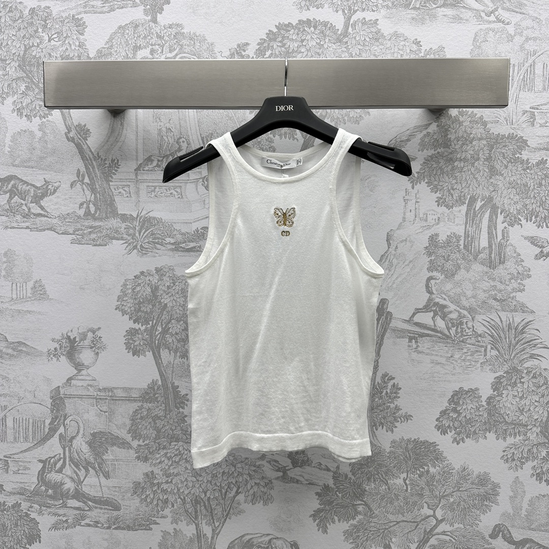 NO:696536,Dio*'s new product is on the shelves. Butterfly embroidered knitted vest is made of imported YB linen cotton. The texture is light, breathable and comfortable. The big U-neck makes you look slim and fashionable. Versatile classic high-end black and white to create a unique style. Embroidered embellishment on the chest. Exquisite and textured. Casual inner wear in early spring. Wear alone in summer with pants and skirts. Upper body to reduce age and look trendy. High version 2 colors, dior, skirts,19860909Dio*新品上架蝴蝶刺绣针织背心定制YB进口麻棉材质 质感轻薄透气舒适 大U领显瘦时髦 百搭经典高级黑白色系 打造独特风格 胸前刺绣点缀 精致显质感 早春休闲内搭 夏天单穿搭配裤裙 上身减龄洋气 高版本2色,,dior,skirts,,Women's clothing