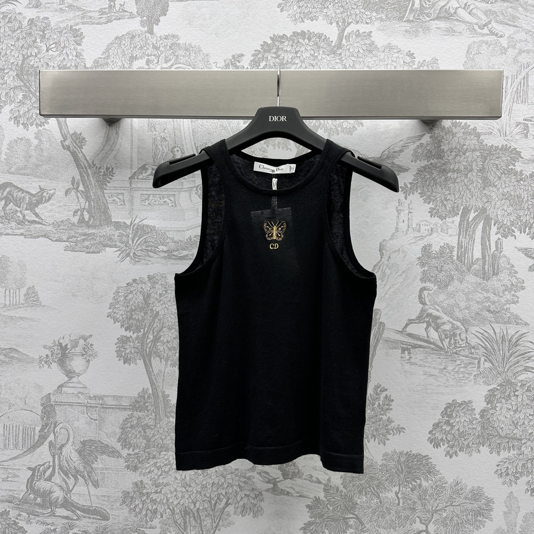 NO:696530,Dio*'s new product is on the shelves. Butterfly embroidered knitted vest is made of imported YB linen cotton. The texture is light, breathable and comfortable. The big U-neck makes you look slim and fashionable. Versatile classic high-end black and white to create a unique style. Embroidered embellishment on the chest. Exquisite and textured. Casual inner wear in early spring. Wear alone in summer with pants and skirts. Upper body to reduce age and look trendy. High version 2 colors, dior, skirts,19860909Dio*新品上架蝴蝶刺绣针织背心定制YB进口麻棉材质 质感轻薄透气舒适 大U领显瘦时髦 百搭经典高级黑白色系 打造独特风格 胸前刺绣点缀 精致显质感 早春休闲内搭 夏天单穿搭配裤裙 上身减龄洋气 高版本2色,,dior,skirts,,Women's clothing