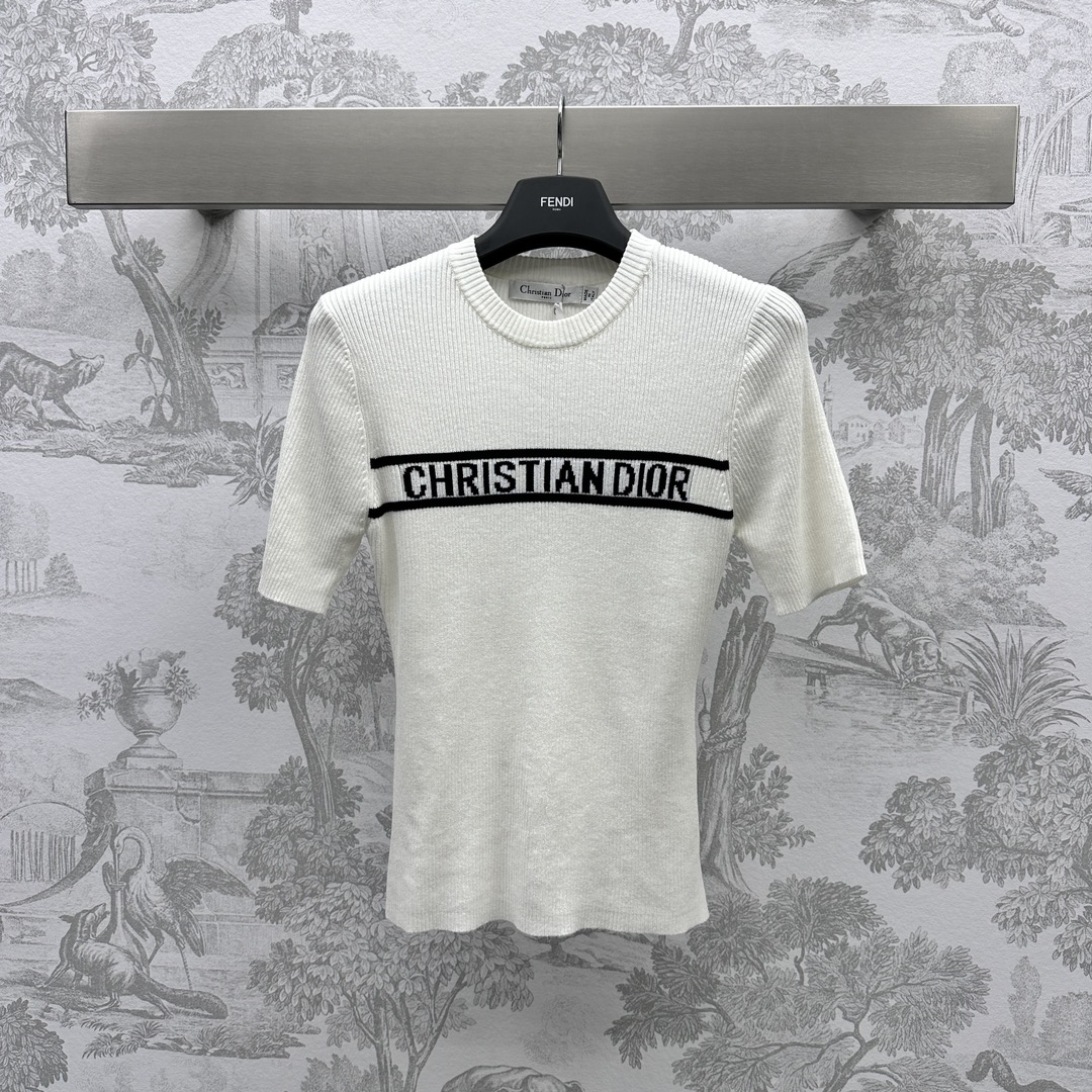 NO:696522,Dio* new product is on the shelves. Letter crochet knitted top. Customized YB imported silk cotton material. Soft and comfortable texture. Decorated with horizontal bar letter crochet pattern, which increases wearing comfort. Custom dyed wool yarn weaving. Surface accessories development. Conventional round neck short-sleeved tailoring. The upper body is exquisite and fashionable. It can be worn both inside and outside. High version, dior, T-shirt,19860909Dio*新品上架 字母钩花针织上衣 定制YB进口丝棉材质 质感软糯舒适 沿用单杠字母钩花图案装饰 增添了穿搭舒适性 定制定染羊毛纱线织造 面辅料开发 常规圆领短袖剪裁 上身精致时髦 内穿外搭都 高版本,,dior,T-shirt,,Women's clothing