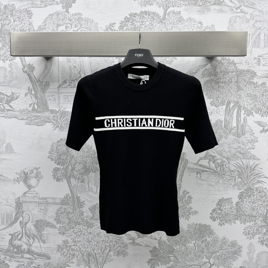 NO:696537,Dio* new product is on the shelves. Letter crochet knitted top. Customized YB imported silk cotton material. Soft and comfortable texture. Decorated with horizontal bar letter crochet pattern, which increases wearing comfort. Custom dyed wool yarn weaving. Surface accessories development. Conventional round neck short-sleeved tailoring. The upper body is exquisite and fashionable. It can be worn both inside and outside. High version, dior, T-shirt,19860909Dio*新品上架 字母钩花针织上衣 定制YB进口丝棉材质 质感软糯舒适 沿用单杠字母钩花图案装饰 增添了穿搭舒适性 定制定染羊毛纱线织造 面辅料开发 常规圆领短袖剪裁 上身精致时髦 内穿外搭都 高版本,,dior,T-shirt,,Women's clothing