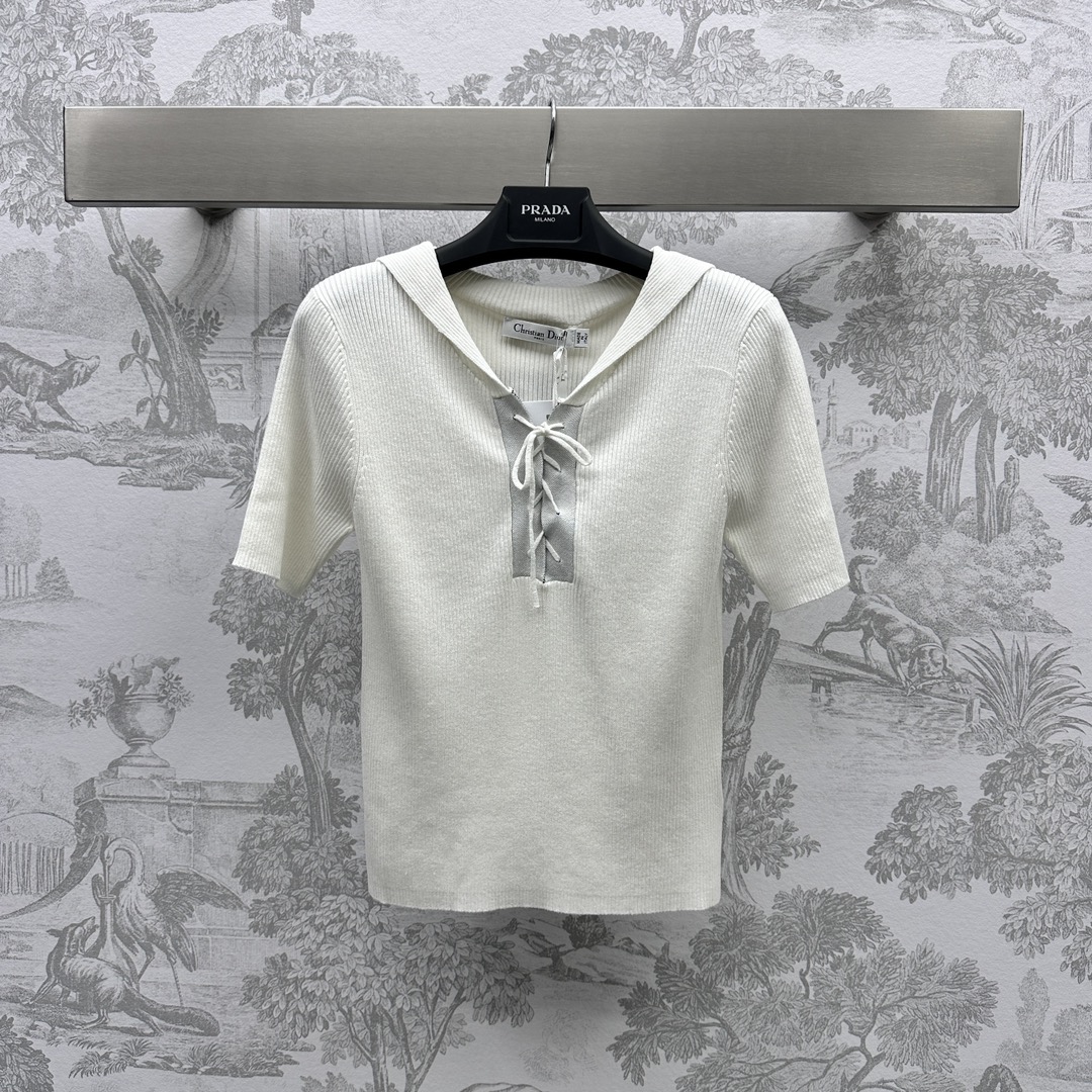 NO:696518,Dio* new product is on the shelves. Shawl short-sleeved knitted custom YB imported silk cotton material. Good see-through. Soft and comfortable. Chest strap design. Ready-to-wear fashionable and western-style. Decorative letter embellishment on the back of the shawl. Surface accessories development. Conventional slim tailoring. The upper body is playful and age-reducing. High version 2 colors, dior, T-shirt, shawls,19860909Dio*新品上架披肩短袖针织定制YB进口丝棉材质 透视性好 柔软舒适 胸前绑带设计 成衣时髦洋气 背后披肩装饰字母点缀 面辅料开发 常规修身剪裁 上身俏皮减龄  高版本2色,,dior,T-shirt,shawls,,Women's clothing