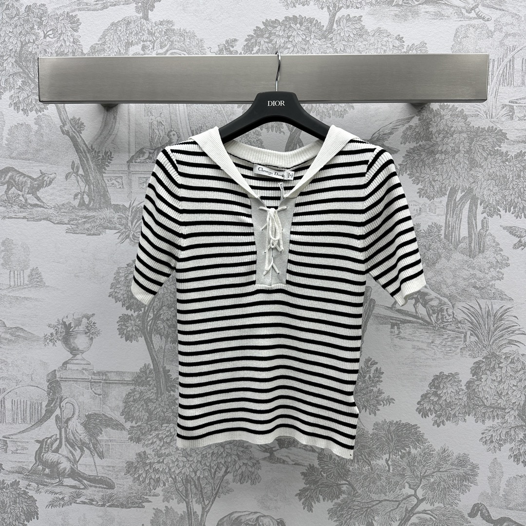 NO:696515,Dio* new product launch shawl striped knitted custom YB imported silk cotton material. Good see-through. Soft and comfortable. Chest strap design. Stripe contrasting color treatment. Ready-to-wear fashionable and western style. Decorative letters on the shawl on the back. Development of surface accessories. Conventional slim tailoring. The upper body is playful and age-reducing. High version 2 colors, dior, shawls,19860909Dio*新品上架披肩条纹针织定制YB进口丝棉材质 透视性好 柔软舒适 胸前绑带设计 条纹撞色处理 成衣时髦洋气 背后披肩装饰字母点缀 面辅料开发 常规修身剪裁 上身俏皮减龄  高版本2色,,dior,shawls,,Women's clothing