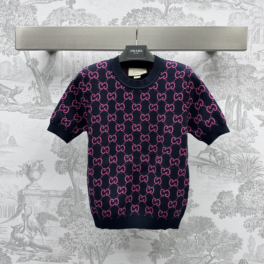 NO:696506,Gucc* new product launch round neck double G short sleeves knitted custom YB imported high-viscosity cotton wool material Processing Smooth and comfortable Contrast color double G presbyopia all-over printed pattern decoration Garment charm and foreign style Surface accessories development Round neck regular version tailoring Upper body fashionable temperament Fit and versatile High version 3 colors,, gucci, T-shirt,19860909Gucc*新品上架圆领双G短袖针织定制YB进口高粘棉羊毛材质 工艺处理 滑爽舒适 撞色双G老花满印图案装饰 成衣魅力洋气 面辅料开发 圆领常规版型剪裁 上身时髦气质 合身百搭  高版本3色,,gucci,T-shirt,,Women's clothing
