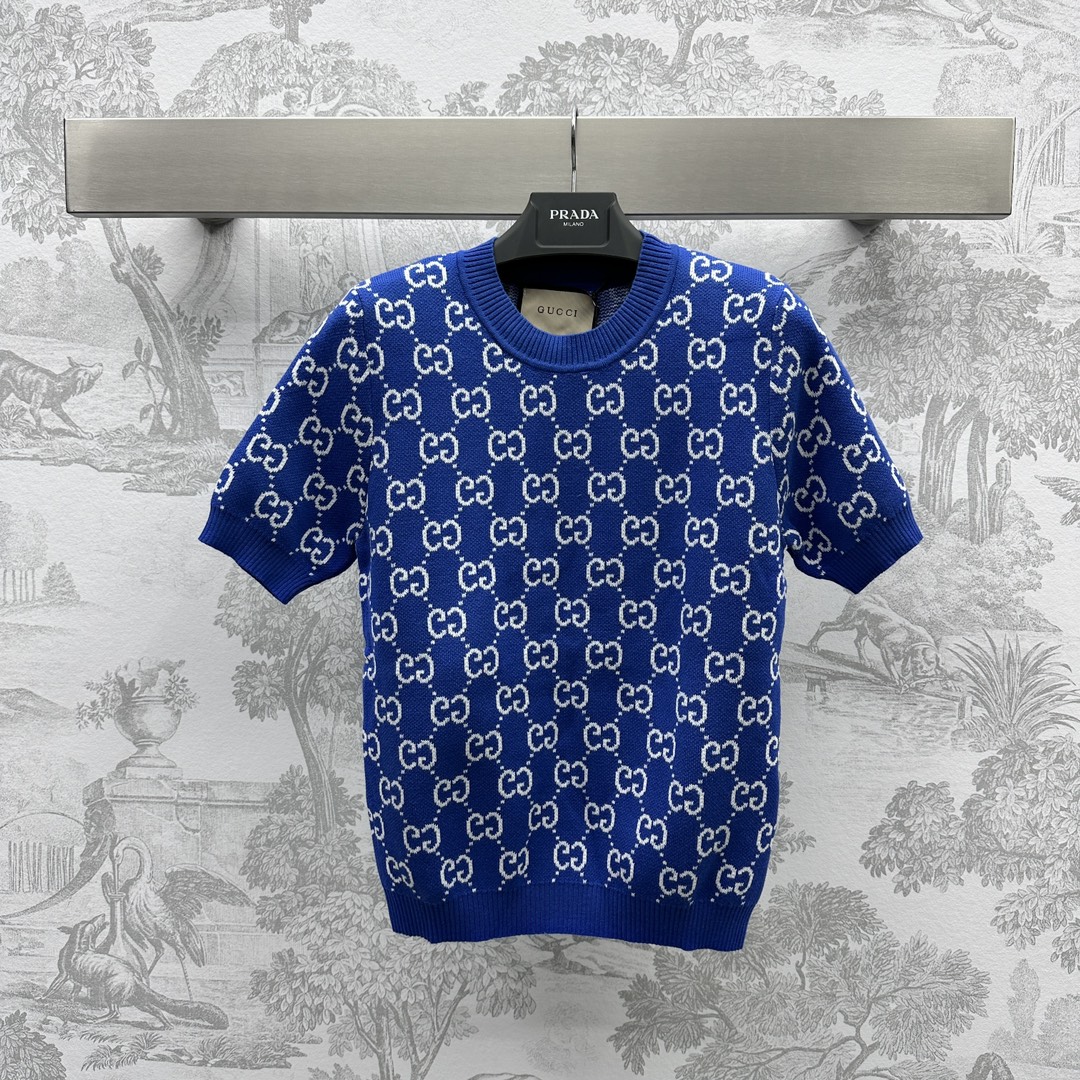 NO:696513,Gucc* new product launch round neck double G short sleeves knitted custom YB imported high-viscosity cotton wool material Processing Smooth and comfortable Contrast color double G presbyopia all-over printed pattern decoration Garment charm and foreign style Surface accessories development Round neck regular version tailoring Upper body fashionable temperament Fit and versatile High version 3 colors,, gucci, T-shirt,19860909Gucc*新品上架圆领双G短袖针织定制YB进口高粘棉羊毛材质 工艺处理 滑爽舒适 撞色双G老花满印图案装饰 成衣魅力洋气 面辅料开发 圆领常规版型剪裁 上身时髦气质 合身百搭  高版本3色,,gucci,T-shirt,,Women's clothing