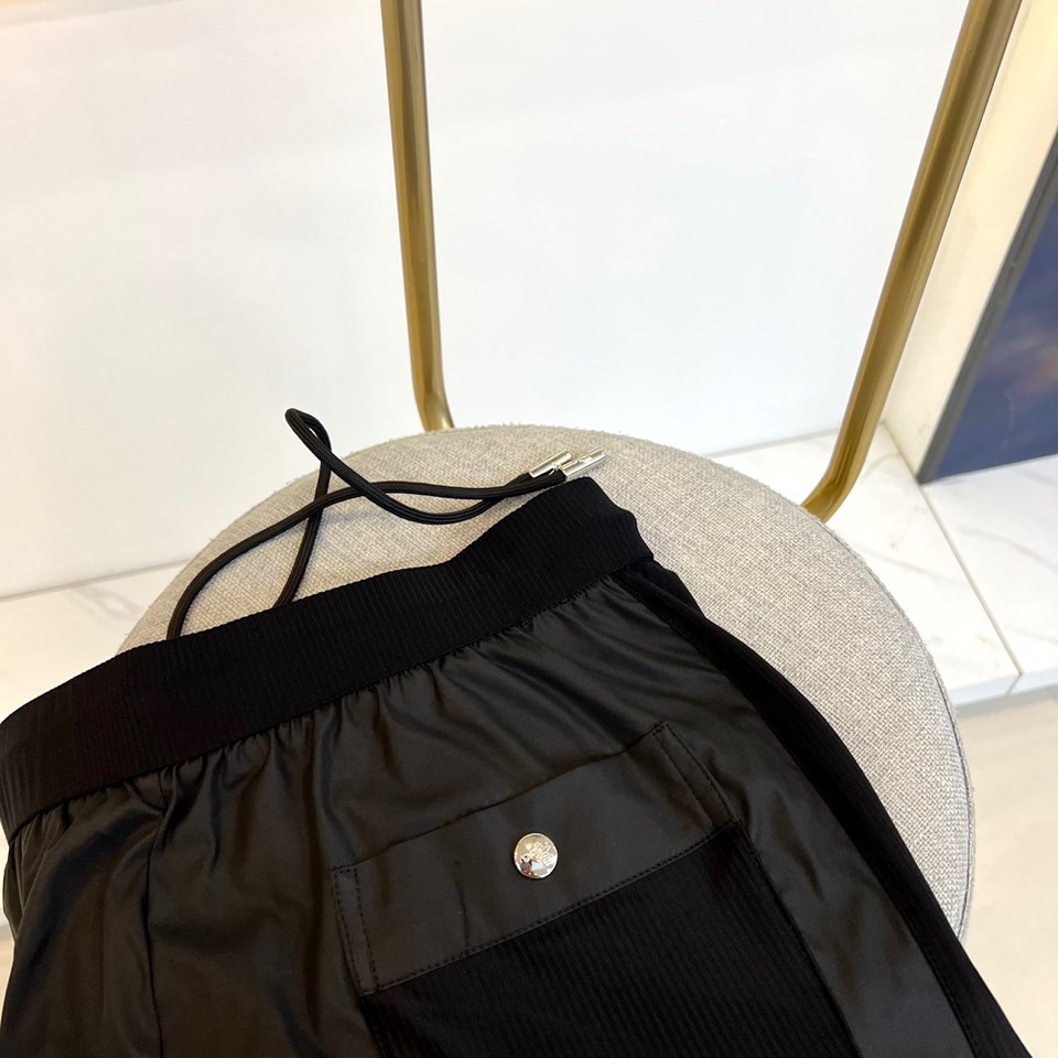 Prad普拉24春夏最新款新款卫裤采用速干轻薄四面弹力面料拼接不同材质！环保健康的科技面料目前是2024
