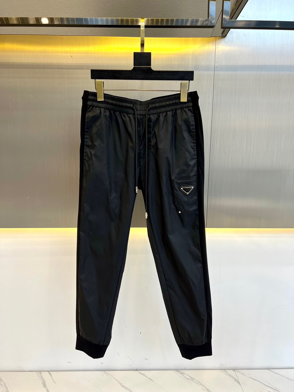 Prad普拉24春夏最新款新款卫裤采用速干轻薄四面弹力面料拼接不同材质！环保健康的科技面料目前是2024