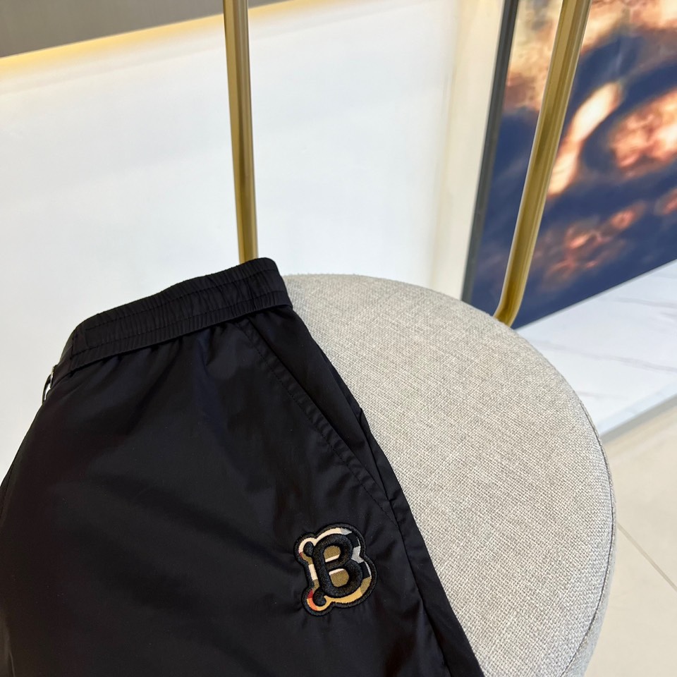 Bur巴宝莉24s春夏款专柜最新彩色沙滩裤短裤采用客供高档定制防风防水聚酯纤维面料这样的面料微弹柔软舒适