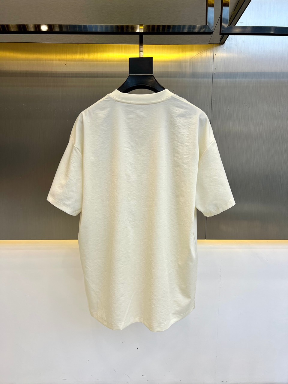 Prad普拉时尚休闲再生素纤维棉麻质地短袖T恤简约时尚的三维裁剪工艺独特采用高支棉麻混纺而成在保留天然纤