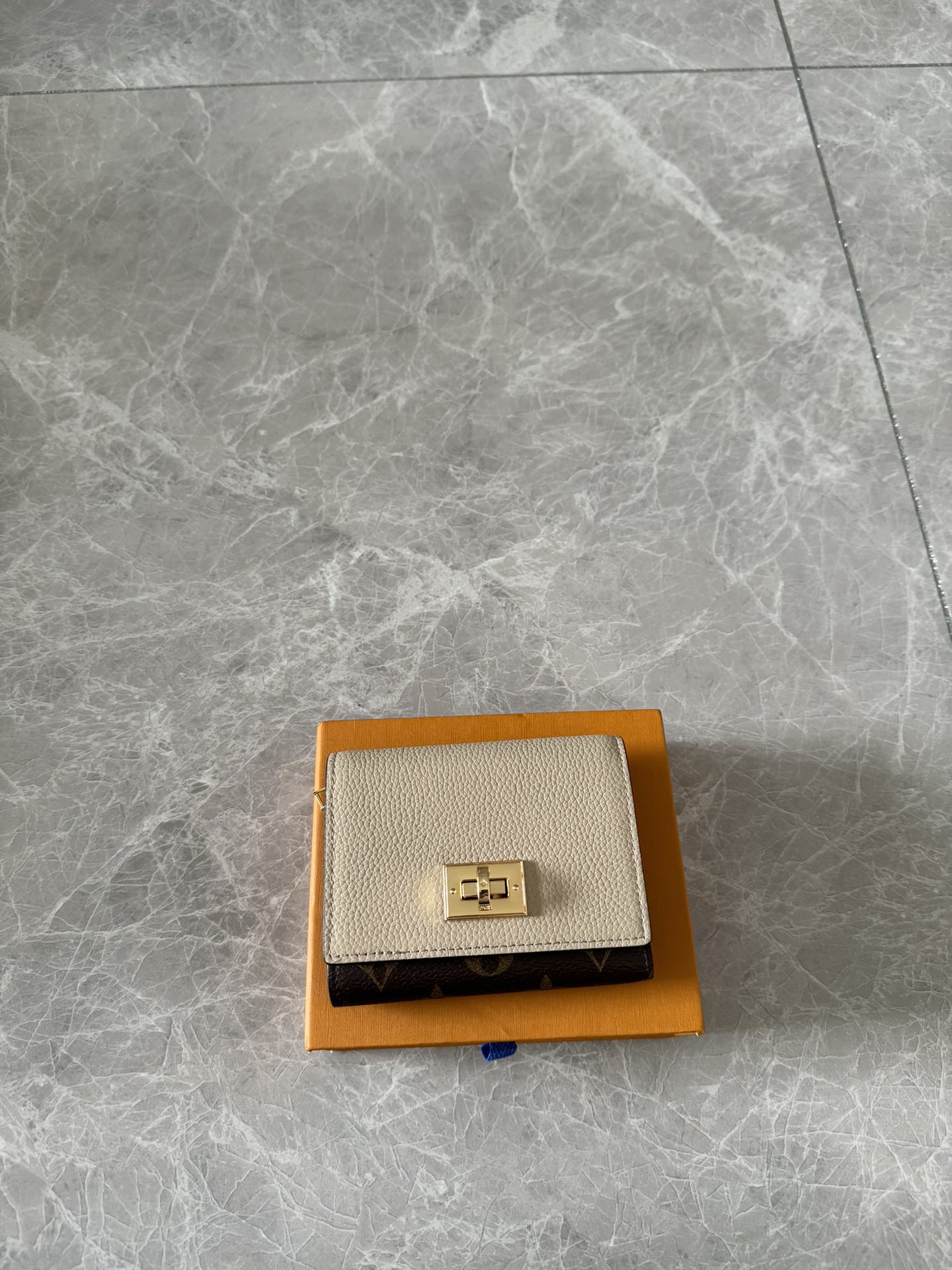 NO:178882,Genuine M82398 apricot color citing the design of the classic Dauphin handbag, using Monogram canvas and Monogram Reverse canvas, paired with exquisite calfskin trim, embellishing the iconic elements of the Dauphin series., LV wallet/cuff, louis vuitton, versace, cowhide19860909正品级 M82398杏色 援引经典 Dauphine 手袋的设计,取材 Monogram 帆布与 Monogram Reverse 帆布,搭配考究小牛皮饰边,点缀 Dauphine 系列标志性元素.,LV钱夹/手包,louis vuitton,versace,cowhide,Bag