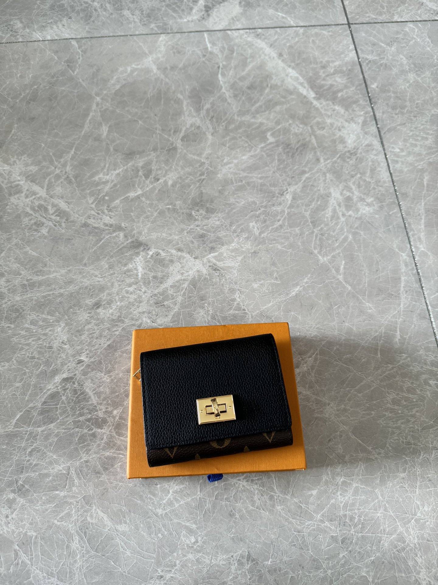 NO:178885,Genuine grade M82398 black citing the design of the classic Dauphin handbag, using Monogram canvas and Monogram Reverse canvas, paired with exquisite calfskin trim, embellishing the iconic elements of the Dauphin series., LV wallet/cuff, louis vuitton, versace, cowhide19860909正品级 M82398黑色 援引经典 Dauphine 手袋的设计,取材 Monogram 帆布与 Monogram Reverse 帆布,搭配考究小牛皮饰边,点缀 Dauphine 系列标志性元素.,LV钱夹/手包,louis vuitton,versace,cowhide,Bag