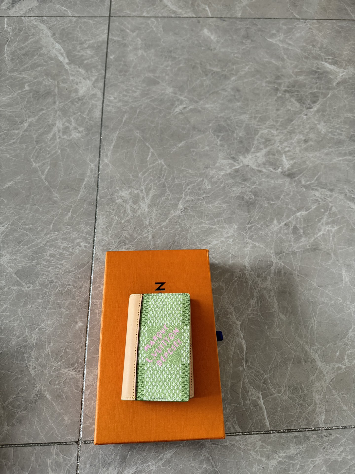 NO:178888,Genuine N40632 New Season Pocket Wallet This pocket wallet picks the bright tones of the golf course, and then uses the L.Vuitton Marque déposée logo to light up the line of sight, highlighting Tyler's new interpretation of the classic Damier board. Cowhide trim sets off the exquisite configuration 7.5 x 11.1 x 1 cm (length x height x width)., LV wallet/clip, louis vuitton,cowhide19860909正品级 N40632 当季新款口袋钱夹 本款口袋钱夹采撷高尔夫球场的明丽色调,再以 L.Vuitton Marque déposée 标识点亮视线,彰显 Tyler 对经典 Damier 棋盘格的焕新演绎.牛皮革饰边烘托精巧构型 7.5 x 11.1 x 1 厘米 (长度 x 高 x 宽).,LV钱夹/手包,louis vuitton,cowhide,Bag