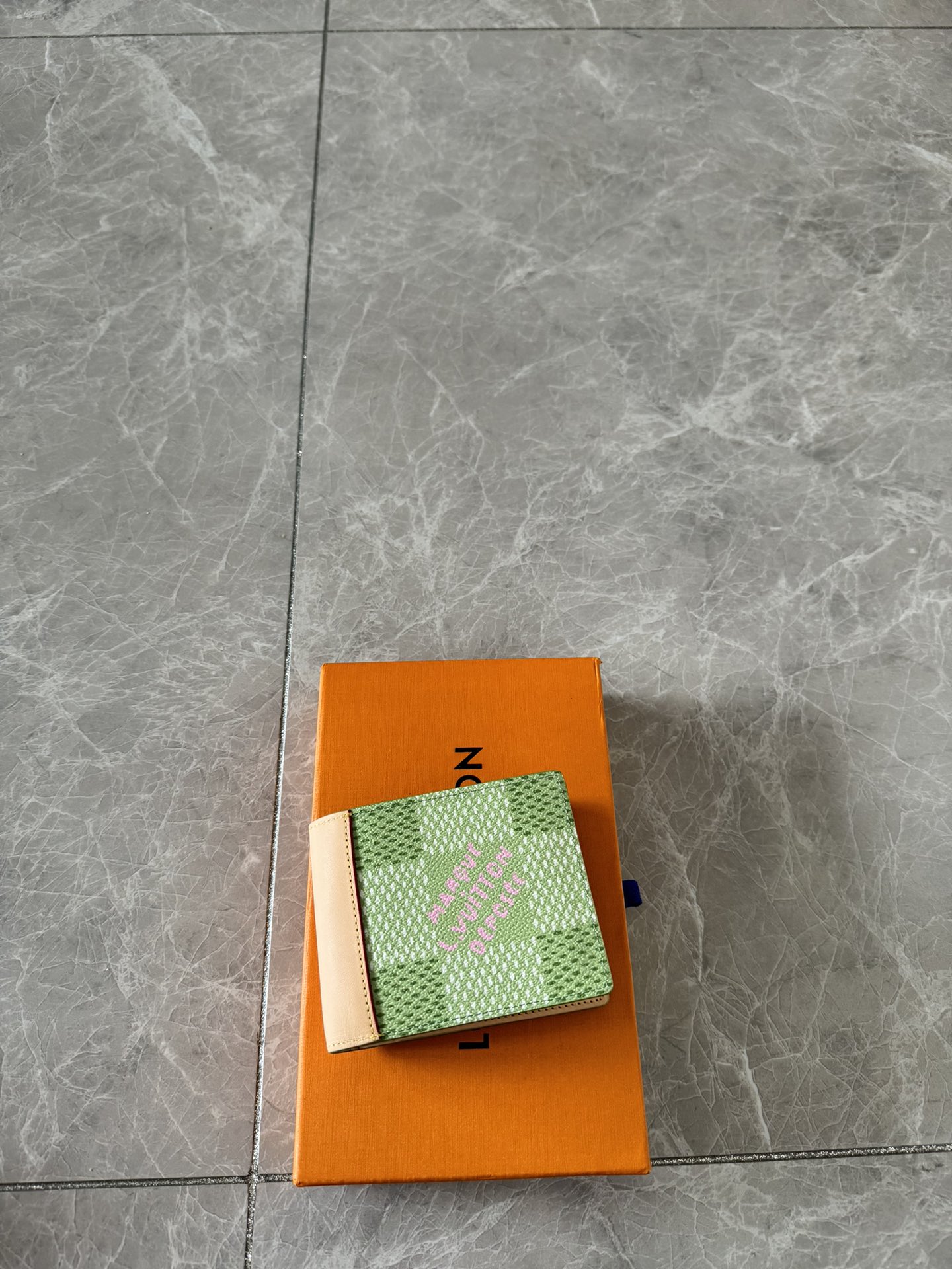 NO:178868,Genuine grade N40636 new SLENDER wallet of the season!  This Slender wallet is a Damier Golf coated canvas with cowhide leather trim, witnessing the creativity of the brand and Tyler. The bright chessboard pattern complements the L.Vuitton Marque déposée logo, with card mezzanine and banknote compartment. 11 x 8.5 x 2 cm (length x height x width)., LV wallet/cuff, louis vuitton,cowhide19860909正品级 N40636 当季新款SLENDER 钱夹！本款 Slender 钱夹为 Damier Golf 涂层帆布搭配牛皮革饰边,见证品牌与 Tyler 的联袂创意.明丽棋盘格图案与 L.Vuitton Marque déposée 标识相映成趣,设有卡片夹层和钞票隔层.11 x 8.5 x 2 厘米 (长度 x 高 x 宽).,LV钱夹/手包,louis vuitton,cowhide,Bag