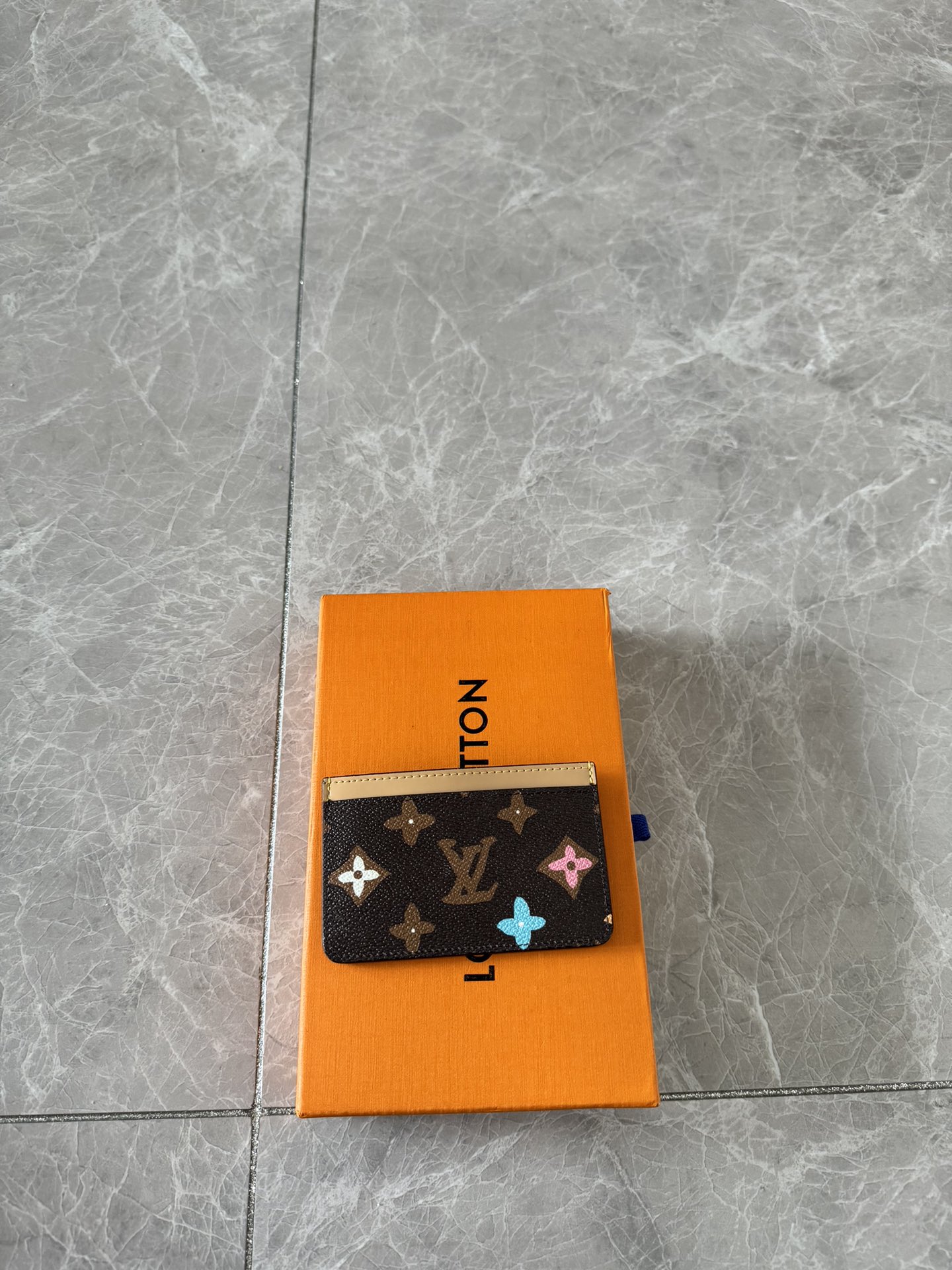 NO:178870,Genuine M83348 card clips This card clip is from the collaboration series of Louis Vuitton and Tyler, and can be stored in most pockets while storing credit cards, business cards and transportation cards. The artist renders colorful colors on Monogram Craggy canvas, injecting a childlike meaning into Monogram patterns. Size 11 x 7 x 0.5 cm, LV wallet/clip, louis vuitton, louis vuitton19860909正品级 M83348卡夹 本款卡夹出自路易威登与 Tyler 合作系列,可在收纳信用卡、名片和交通卡的同时置于多数口袋.艺术家于 Monogram Craggy 帆布渲染烂漫色彩,为 Monogram 图案注入童真意味. 尺寸11 x 7 x 0.5 厘米,LV钱夹/手包,louis vuitton,louis vuitton,Bag