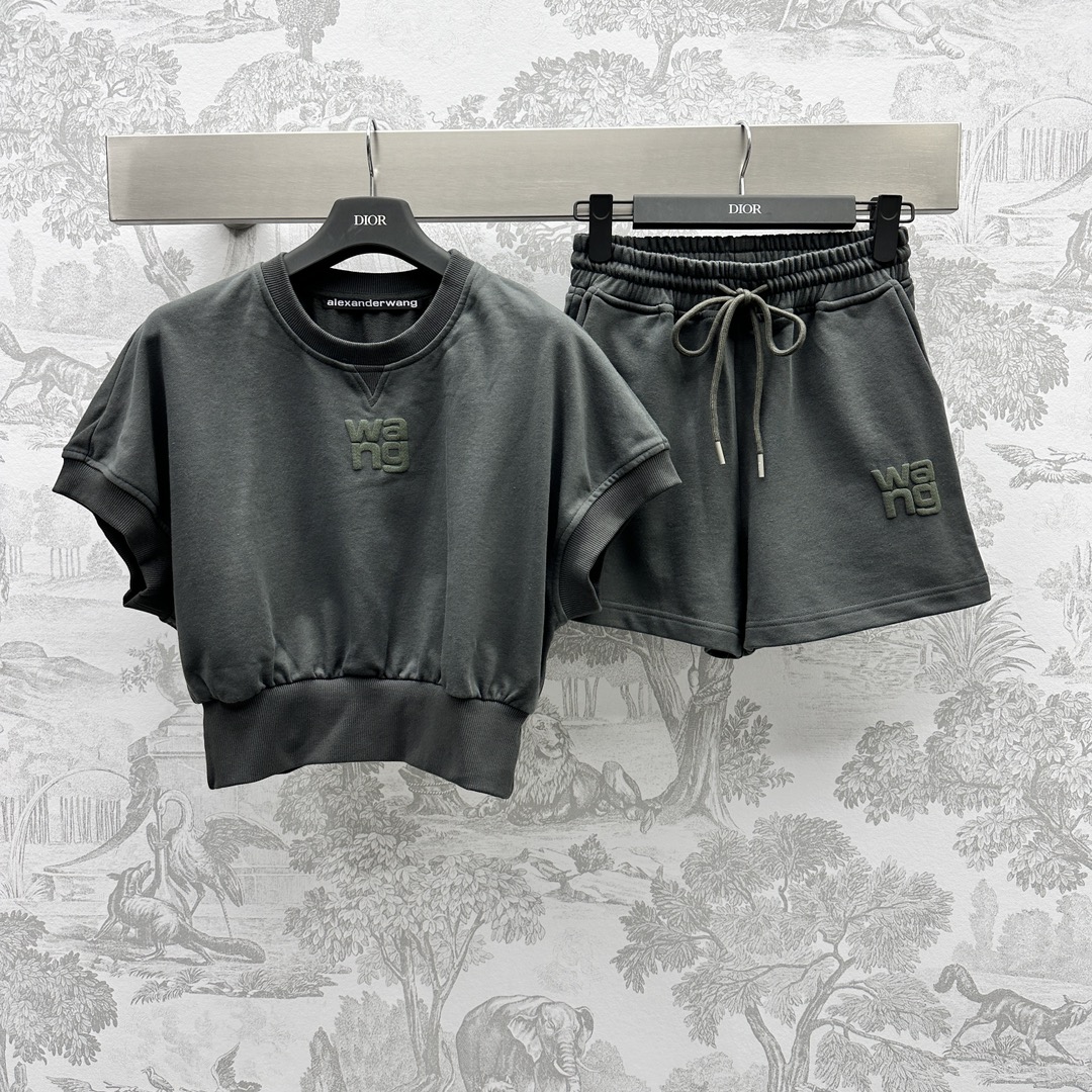 NO:696499,Alexanderwan* new product is on the shelves. Cotton fashionable short suit is made of imported YB twill cotton. It is comfortable and breathable to wear. It is decorated with three-dimensional embossed letters on the chest. It is simple and not monotonous. The high-waisted short hem also echoes the development of surface accessories. The short top is paired with casual and fashionable shorts, and the upper body is fashionable and beautiful. The details show quality. The suit can be seen with your eyes closed. High version 2 colors,,shorts,19860909Alexanderwan*新品上架棉质时髦短款套装定制YB进口斜纹棉材质 穿搭舒适透气 饰以胸前立体压花字母装饰点缀 简约不单调 收边高腰短款下摆同样呼应 面辅料开发 短款上衣搭配休闲时髦短裤 上身洋气靓丽 细节呈现品质 闭眼入的套装   高版本2色,,shorts,,Women's clothing