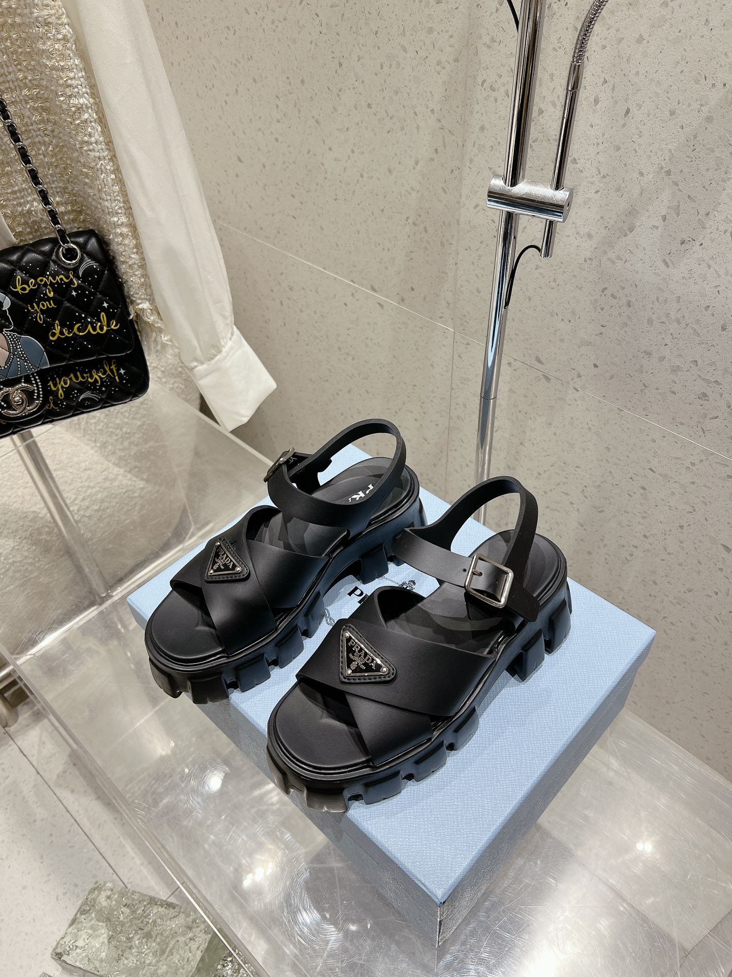 NO:441906,Prada Prada Spring and Summer New Jagged Roman Braided Thick-soled Rubber Sandals Retro Fashionable and Avant-garde Wheeled 55mm Thick-soled Sole and Rubber Upper Make the whole pair of shoes light and comfortable. Bright colors satisfy a variety of choices for fashionable people in different styles!  The iconic metal triangle logo is matched with the ancient beach sandals, and every design element is on the trendy point!  Size 35-40, sandals, prada, prada, sandals19860909prada普拉达春夏新款锯齿罗马编织厚底橡胶凉鞋 复古时髦前卫的轮齿55mm 厚底鞋底搭配橡胶鞋面,让整双鞋轻便舒适 鲜艳色彩 满足不同风格时髦人士的多种选择！ 标志性金属三角标搭配古沙滩凉鞋造型,每一个设计元素都踩在时髦点上！ 码数35-40,凉鞋,prada,prada,sandals,Women's Shoes