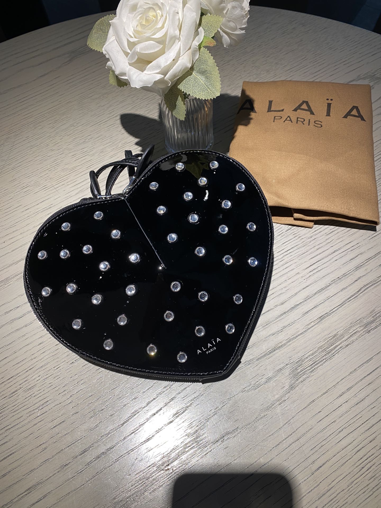 NO:179926,Spot Alaia New LE COEUR sheep leather bag, simple and smooth leather cut out, draws out the classic and timeless heart-shaped silhouette, highlighting romanticism in the name of true love, creating a new style logo, forming an eternal love oath. Decorated with water and diamonds, shines in all occasions. Zipper opening and closing is practical and beautiful, three-dimensional design brings greater volume, making it easier to carry mobile phones and make-up items. Size (cm) length 21x width 17x height 5 Made in Italy Fabric composition top layer patent leather cowhide lining inner sheepskin Product number AA1CA287 - 999, DG, alaia, Dolce & Gabbana, cowhide, sheepskin19860909现货 Alaia阿莱亚 新款 LE COEUR羊皮革包袋,简约流畅的皮革剪裁勾 勒出经典隽永的心形廓形,以真爱之名彰显浪漫主义, 成就全新风格标识,汇成永恒不变的爱语誓言.饰以水 钻装饰,闪耀百般场合.拉链开合实用美观,立体设计 带来更大容积,便于携带手机及补妆小物. 尺寸（厘米）长21x宽17x高5 意大利制造 面料成分头层漆皮牛皮 衬里内里羊皮 产品编号AA1CA287 - 999,DG,alaia,Dolce&Gabbana,cowhide,sheepskin,Bag