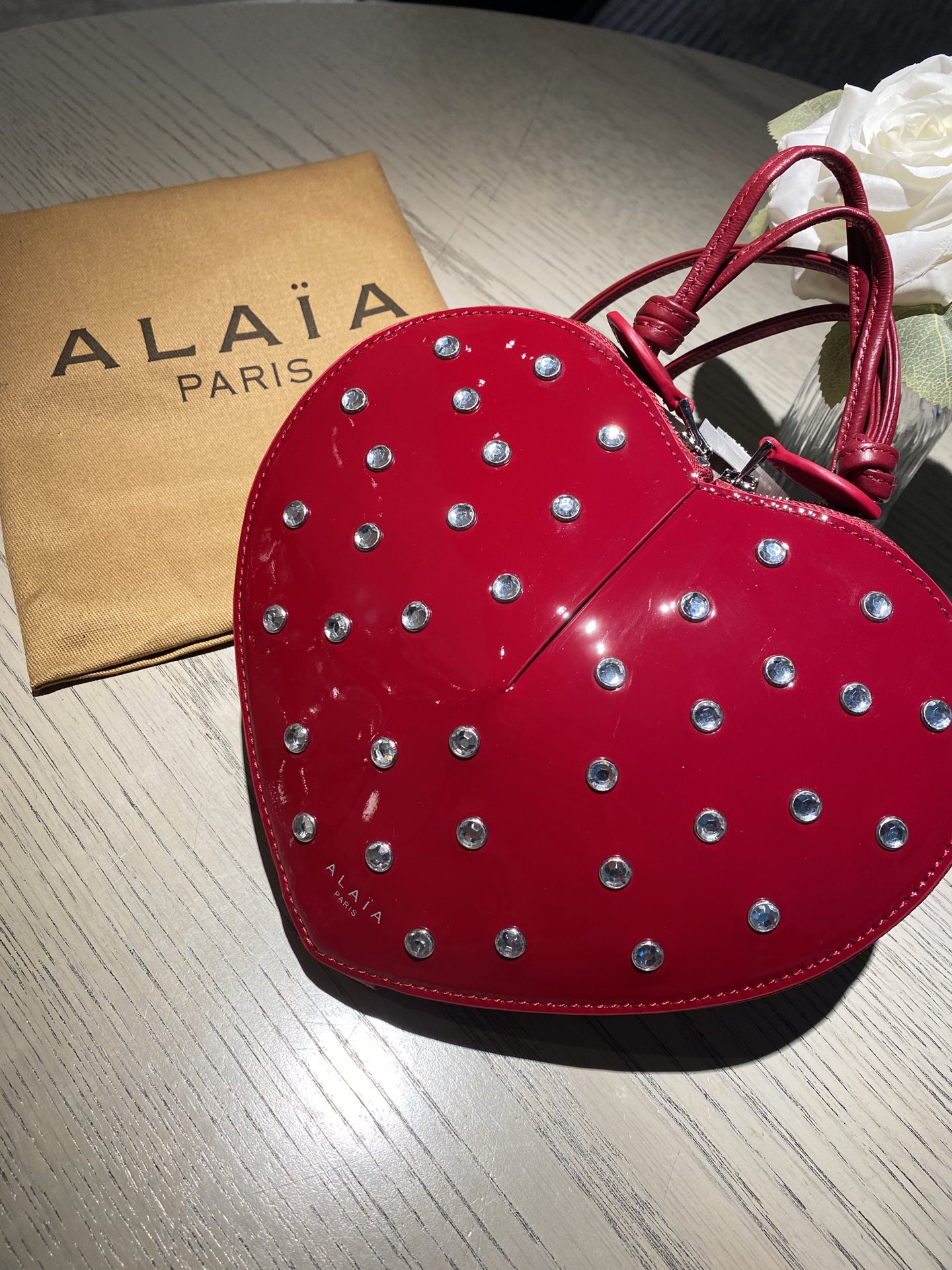 NO:179930,Spot Alaia New LE COEUR sheep leather bag, simple and smooth leather cut out, draws out the classic and timeless heart-shaped silhouette, highlighting romanticism in the name of true love, creating a new style logo, forming an eternal love oath. Decorated with water and diamonds, shines in all occasions. Zipper opening and closing is practical and beautiful, three-dimensional design brings greater volume, making it easier to carry mobile phones and make-up items. Size (cm) length 21x width 17x height 5 Made in Italy Fabric composition top layer patent leather cowhide lining inner sheepskin Product number AA1CA287 - 999, DG, alaia, Dolce & Gabbana, cowhide, sheepskin19860909现货Alaia阿莱亚 新款 LE COEUR羊皮革包袋,简约流畅的皮革剪裁勾 勒出经典隽永的心形廓形,以真爱之名彰显浪漫主义, 成就全新风格标识,汇成永恒不变的爱语誓言.饰以水 钻装饰,闪耀百般场合.拉链开合实用美观,立体设计 带来更大容积,便于携带手机及补妆小物. 尺寸（厘米）长21x宽17x高5 意大利制造 面料成分头层漆皮牛皮 衬里内里羊皮 产品编号AA1CA287 - 999,DG,alaia,Dolce&Gabbana,cowhide,sheepskin,Bag