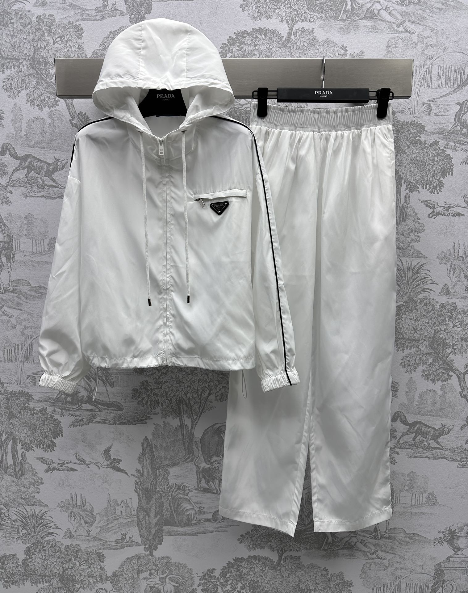 NO:696488,Prad* new product launches lightweight sun protection suit, customized YB imported sun protection material, light, breathable and comfortable, decorated with triangle logo, surface accessories development, hooded jacket, casual trousers, same triangle logo decoration, complete set, coordinated and fashionable, effortless to wear, summer sun protection must-have, upper body is relaxed and fashionable, high version 2 colors,, prada, jackets & coats, jackets & coats, hats,19860909Prad*新品上架轻薄防晒套装定制YB进口防晒材质 轻薄透气舒适 饰以三角标点缀装饰 面辅料开发 连帽夹克外套休闲长裤 同样三角标点缀 成套协调时髦 不费力穿搭 夏天防晒必备 上身松弛洋气 高版本2色,,prada,jackets & coats,jackets & coats,hats,,Women's clothing