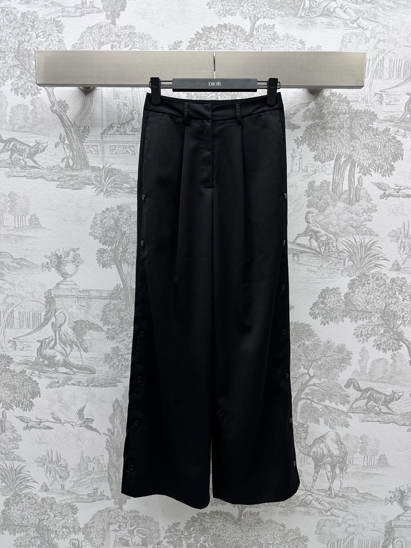 NO:696493,Max Mar* new product is on the shelves. Straight-leg trousers with placket buttons are made of imported YB material. The texture is smooth and shiny. Decorated with side molded placket buttons to adjust the decoration. Random slit design. The front panel is pleated to make the upper body slimmer and more tolerant. Development of surface accessories. Straight-leg wide-leg tailoring. High-end and fashionable. High version 2 colors.19860909Max Mar*新品上架襟扣直筒长裤定制YB进口材质 质感垂顺光泽 饰以侧面开模襟扣调节装饰 随意开衩设计 前幅压褶处理 上身更为显瘦包容 面辅料开发 直筒阔腿剪裁 高级时髦  高版本2色,,,Women's clothing