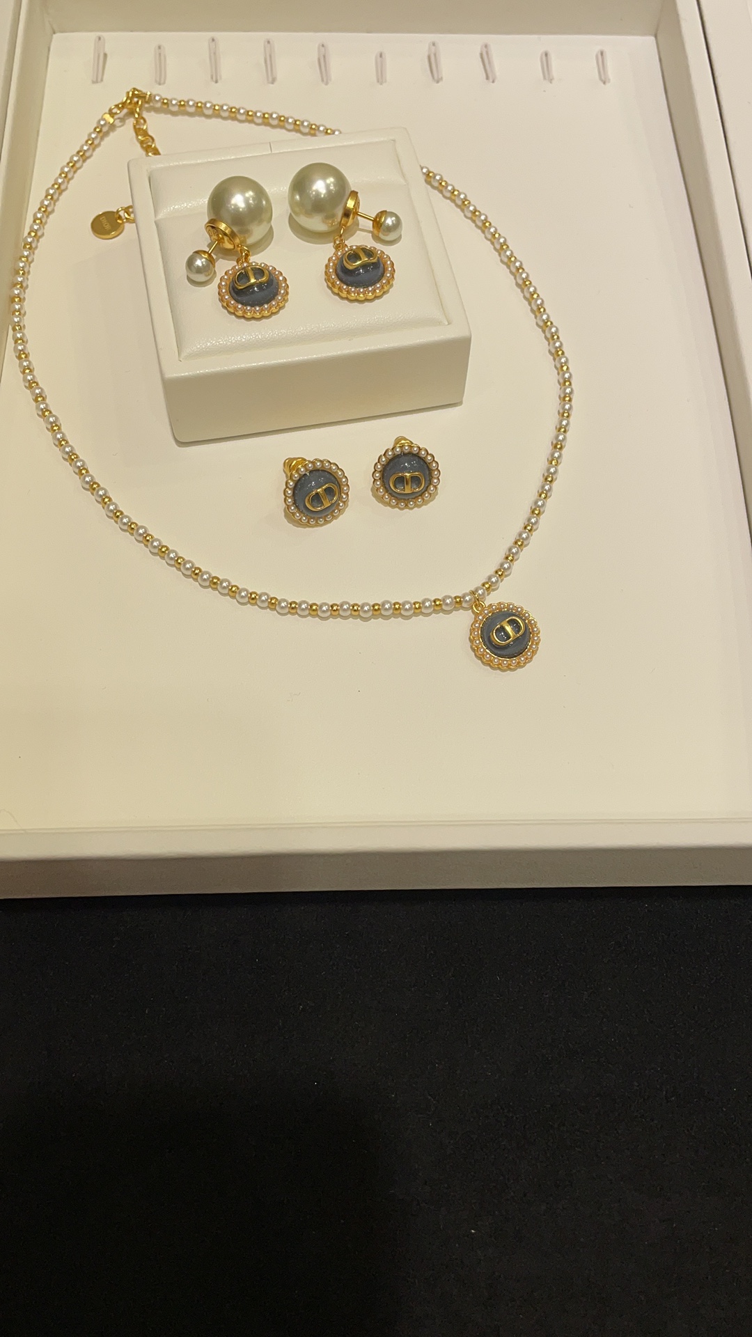 NO:632402,88220, Today’s new blue model New gold CD millet beads blue button necklace The small blue buttons are as crystal clear as jelly~ Matched with gold beads millet beads chain, delicate and exquisite. The must-have macaron color in spring and summer. Age-reducing and fashionable, necklace, Cartier high-end jewelry1986090988220,今日新品蓝色款 新款金色CD小米珠蓝色纽扣项链 蓝色小纽扣像果冻一样晶莹剔透～ 搭配金珠小米珠链条秀气精致 春夏必备的马卡龙色系 减龄又时髦,,necklace,卡迪亚高端饰品,Jewelry