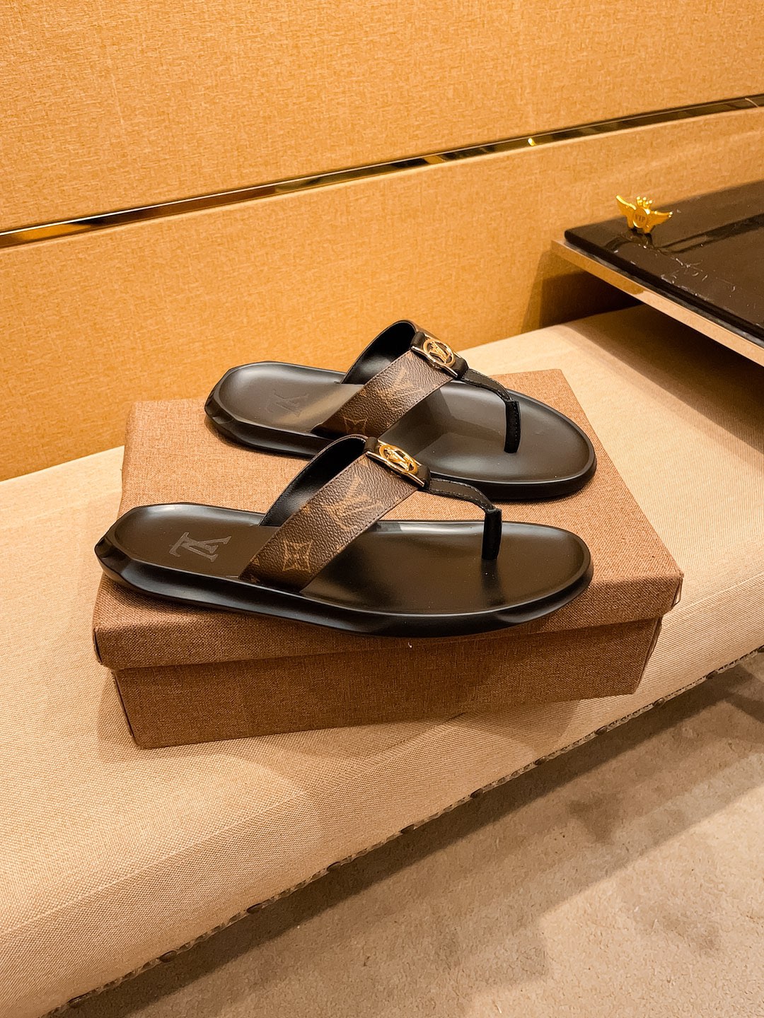 NO:273402,New model is available for sale [LV Louis Vuitton Slippers] High-end 1:1 mold customization, original upgraded version of the outsole, lighter and non-slip. Top quality in the market, fashion and trendy, versatile and hot, simple and tasteful, must-have for trendy people, exuding a fashionable and casual atmosphere, fashion is right under your feet, full of confidence, the same spring and summer slippers in the counter are coming, it is super beautiful to wear, 38-44 2 colors available, louis vuitton, louis vuitton, slippers19860909新款上市【LV 路易威登拖鞋】高端1:1开模定制,原版升级版大底,更轻便,防滑.市场顶级品质,,时尚主打潮流,百搭爆款,简单不失品味,潮人必备,散发时尚休闲气息,时尚就在脚下,自信满满,专柜同款春夏季拖鞋的季节来了,穿起来超级唯美, ,38-44 2色可选,,louis vuitton,louis vuitton,slippers,Men's shoes