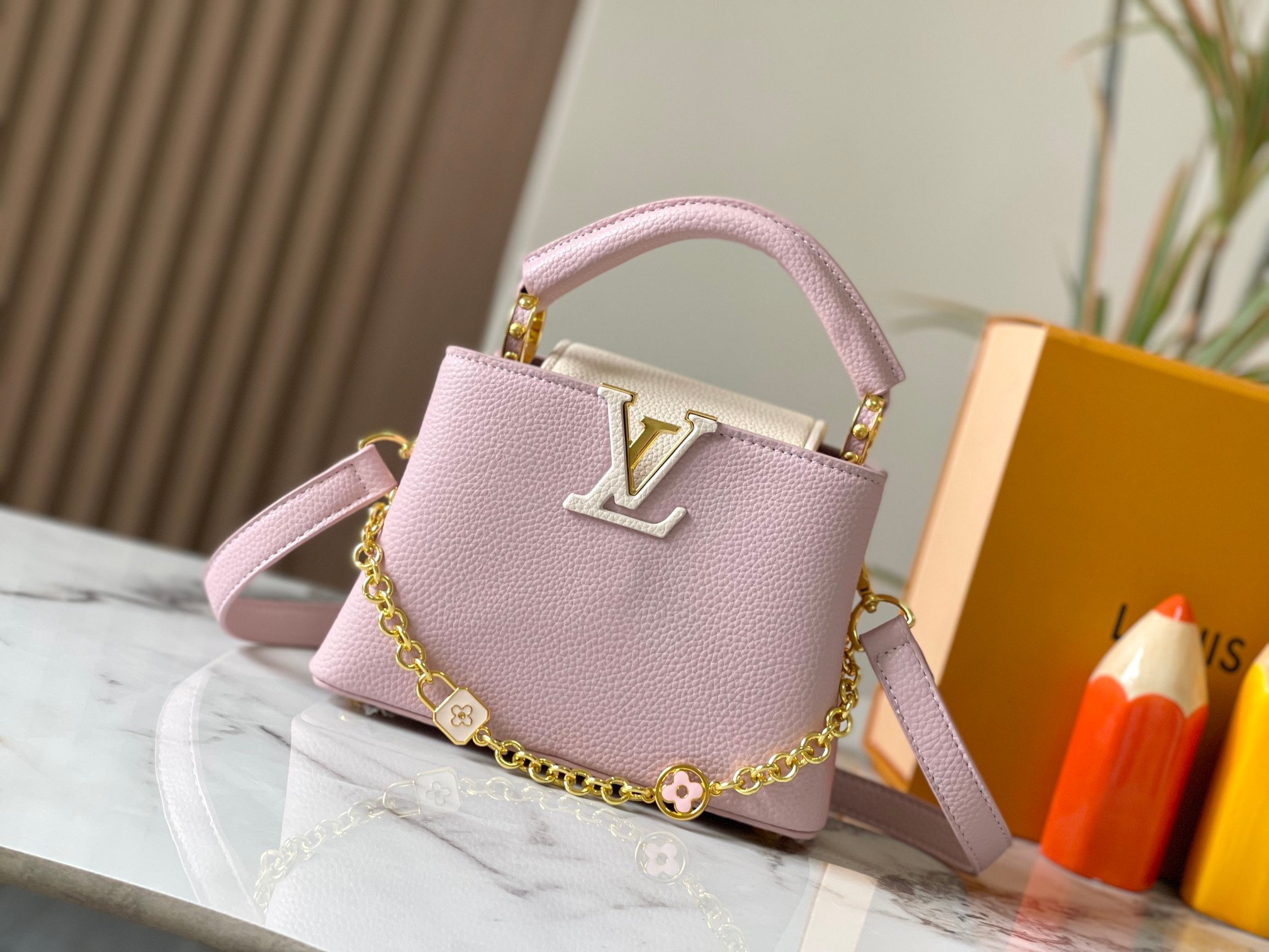 Louis Vuitton LV Capucines Sacs À Main La couleur violette Tissé chaîne M23950