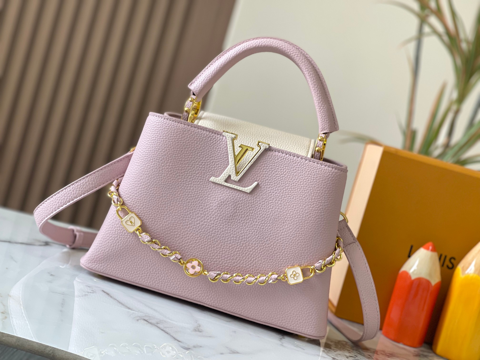 Louis Vuitton LV Capucines Sacs À Main La couleur violette Tissé chaîne M23951
