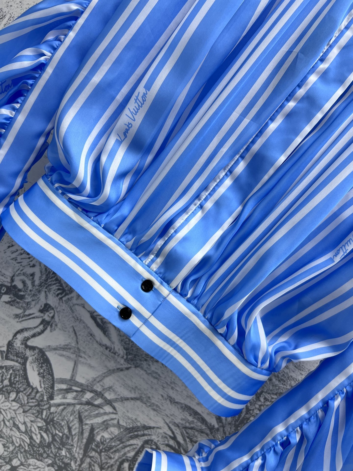 L家24春夏秀款系列双条纹束褶衬衫整件采用垂坠束褶设计非常讲究做工可立领可翻领的落肩款版型勾勒出精致流丽