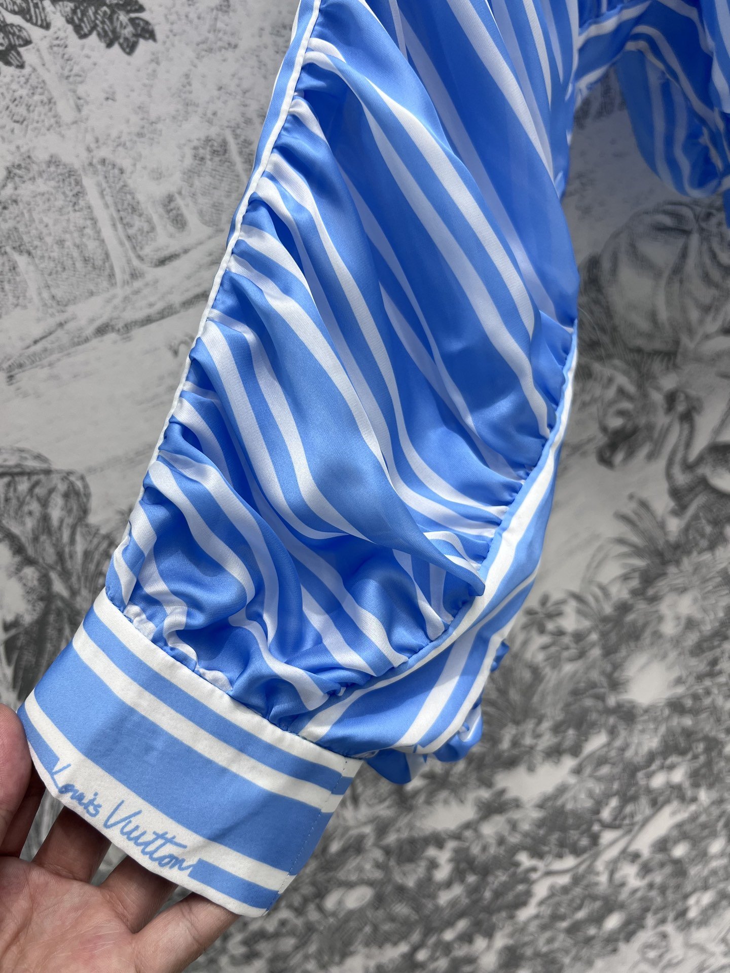 L家24春夏秀款系列双条纹束褶衬衫整件采用垂坠束褶设计非常讲究做工可立领可翻领的落肩款版型勾勒出精致流丽