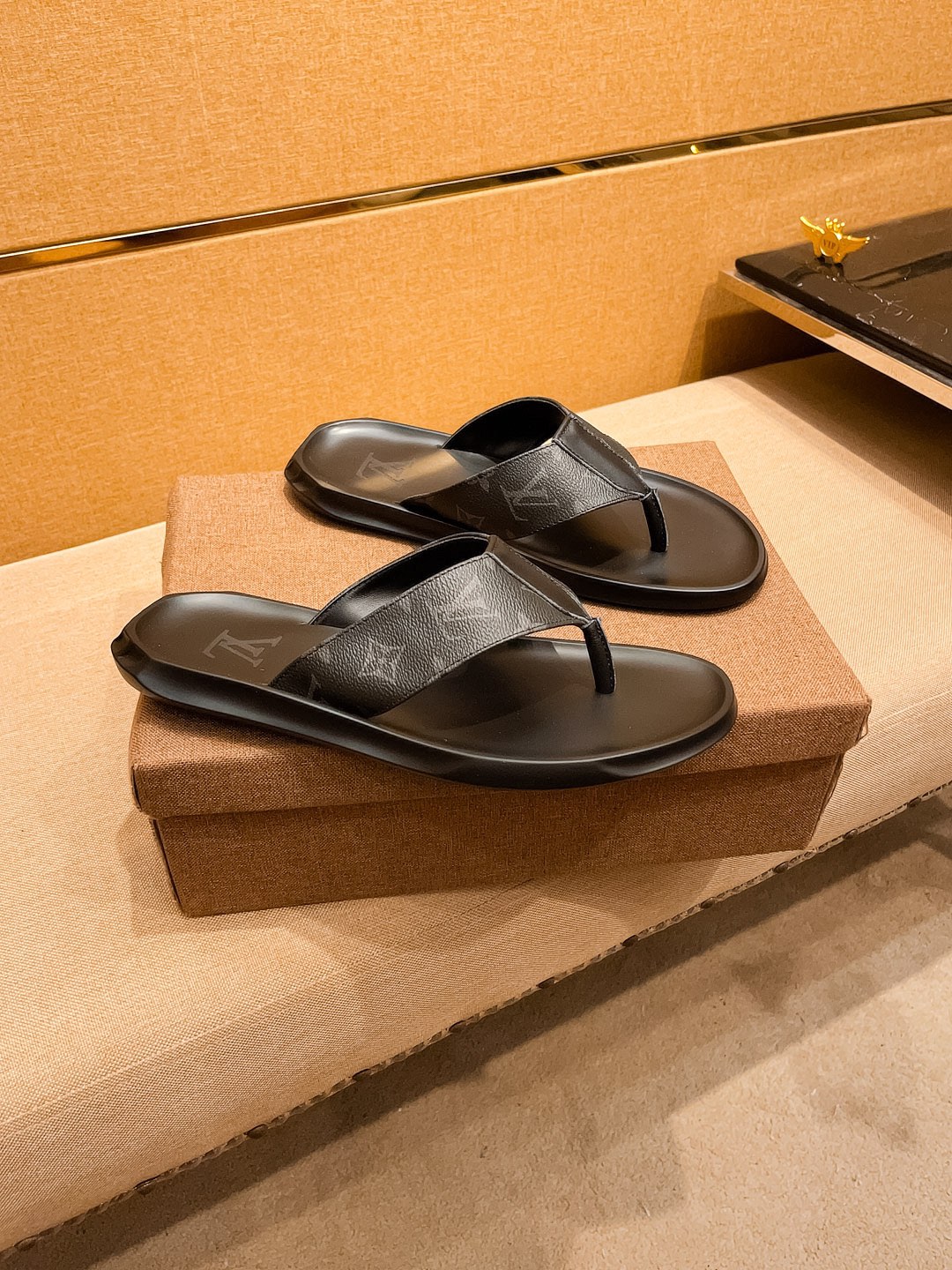 NO:354809,New model is available for sale [LV Louis Vuitton Slippers] High-end 1:1 mold customization, original upgraded version of the outsole, lighter and non-slip. Top quality in the market, fashion and trendy, versatile and hot, simple and tasteful, must-have for trendy people, exuding a fashionable and casual atmosphere, fashion is right under your feet, full of confidence, the same spring and summer slippers in the counter are coming, it is super beautiful to wear, 38-44 2 colors available, louis vuitton, louis vuitton, slippers19860909新款上市【LV 路易威登拖鞋】高端1:1开模定制,原版升级版大底,更轻便,防滑.市场顶级品质,,时尚主打潮流,百搭爆款,简单不失品味,潮人必备,散发时尚休闲气息,时尚就在脚下,自信满满,专柜同款春夏季拖鞋的季节来了,穿起来超级唯美, ,38-44 2色可选,,louis vuitton,louis vuitton,slippers,Men's shoes