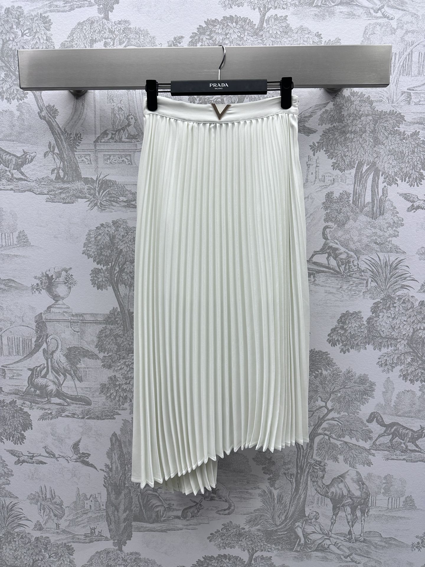 NO:696486,Valentin* new product is on the shelves. Irregular pleated skirt, customized YB imported acetic acid material. The texture is smooth and shiny. Metal V mark decoration on the waist. Exquisite and high-end texture. Pleated skirt tailoring. Irregular skirt treatment. The upper body is slim and tolerant. Fashionable and foreign-style. Wear with exquisite and high-end style. High version 3 colors, valentino, skirts,19860909Valentin*新品上架不规则压褶半裙定制YB进口醋酸材质 质感垂顺光泽 腰间金属V标装饰 精致高级显质感 压褶半裙剪裁 不规则裙摆处理 上身显瘦包容 时髦洋气 穿搭出精致高级风格   高版本3色,,valentino,skirts,,Women's clothing
