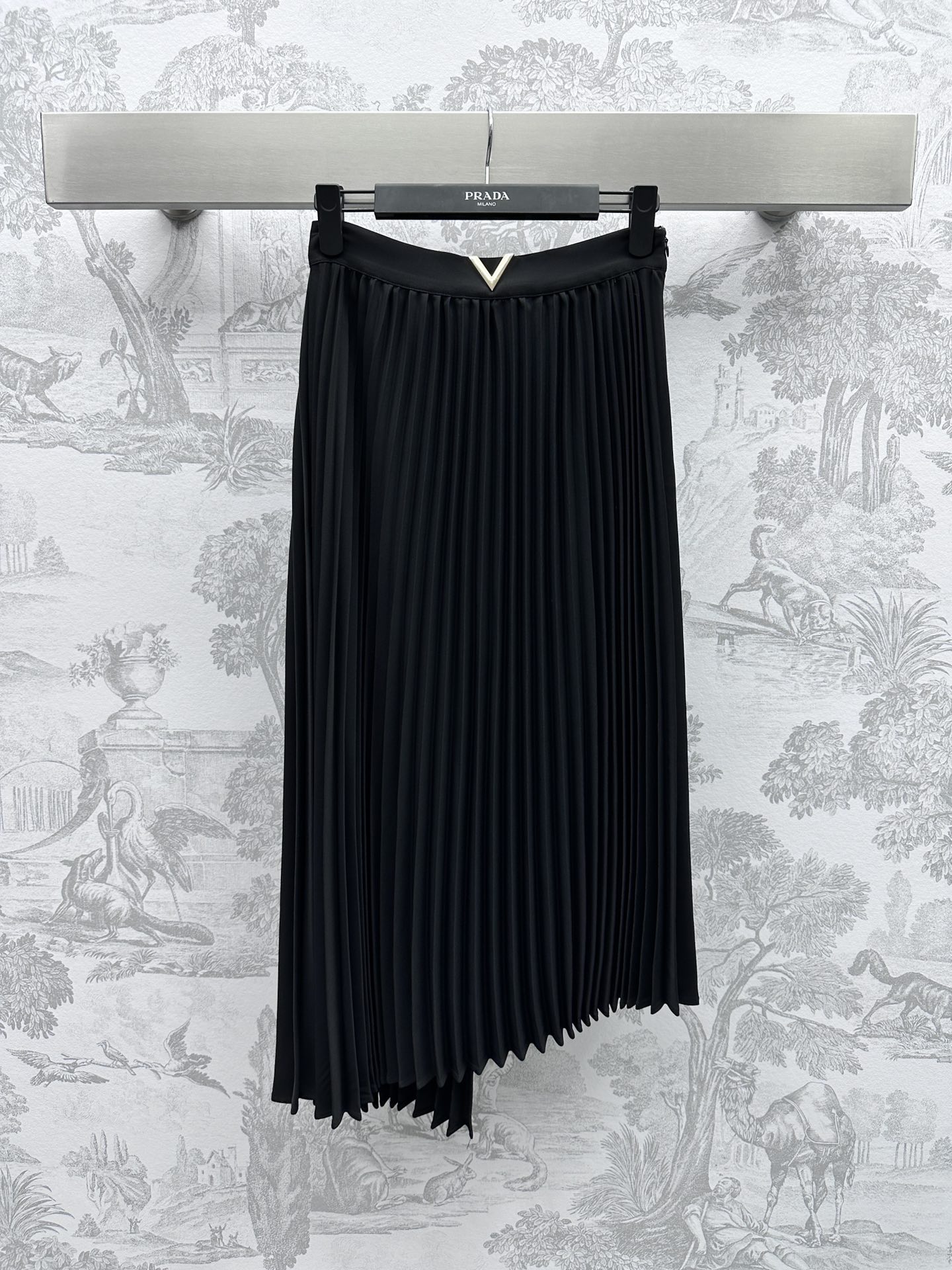 NO:696516,Valentin* new product is on the shelves. Irregular pleated skirt, customized YB imported acetic acid material. The texture is smooth and shiny. Metal V mark decoration on the waist. Exquisite and high-end texture. Pleated skirt tailoring. Irregular skirt treatment. The upper body is slim and tolerant. Fashionable and foreign-style. Wear with exquisite and high-end style. High version 3 colors, valentino, skirts,19860909Valentin*新品上架不规则压褶半裙定制YB进口醋酸材质 质感垂顺光泽 腰间金属V标装饰 精致高级显质感 压褶半裙剪裁 不规则裙摆处理 上身显瘦包容 时髦洋气 穿搭出精致高级风格   高版本3色,,valentino,skirts,,Women's clothing