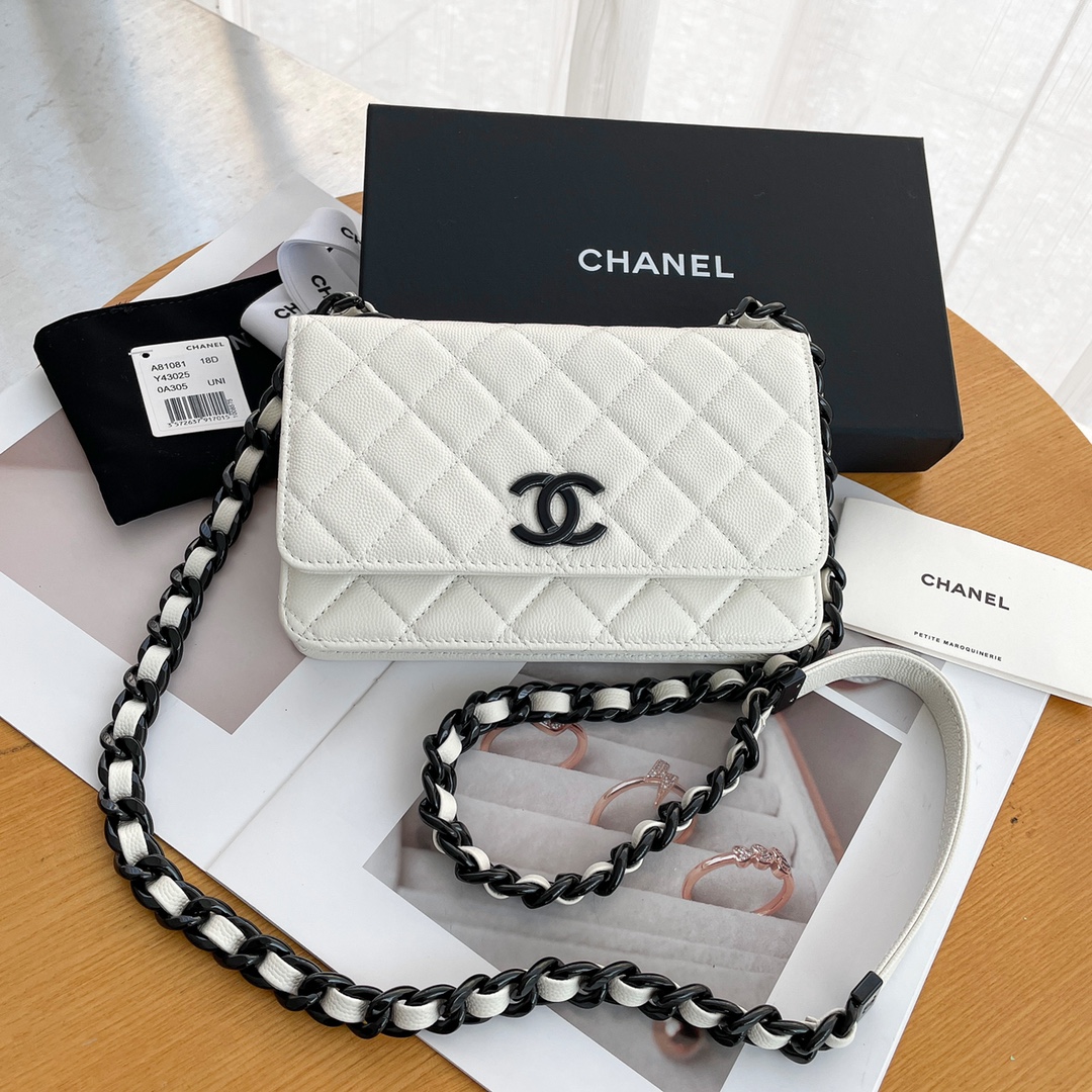 NO:179139,Xiangjia Black and White Panda Woc Fortune Pack, black buckle large double C paired with white lychee pattern calfskin, high-end texture visible to the naked eye, and the upper body effect is cool and cool!  Model A81059 0 J Size: 19*4*12,CHANEL,chanel,chanel,cowhide19860909香家黑白熊猫woc 发财包,烤漆黑扣大双C搭配白色荔枝纹小牛皮,肉眼可见的高级质感,上身效果又酷又飒！ 型号A81059 0 J 尺寸:19*4*12,CHANEL,chanel,chanel,cowhide,Bag