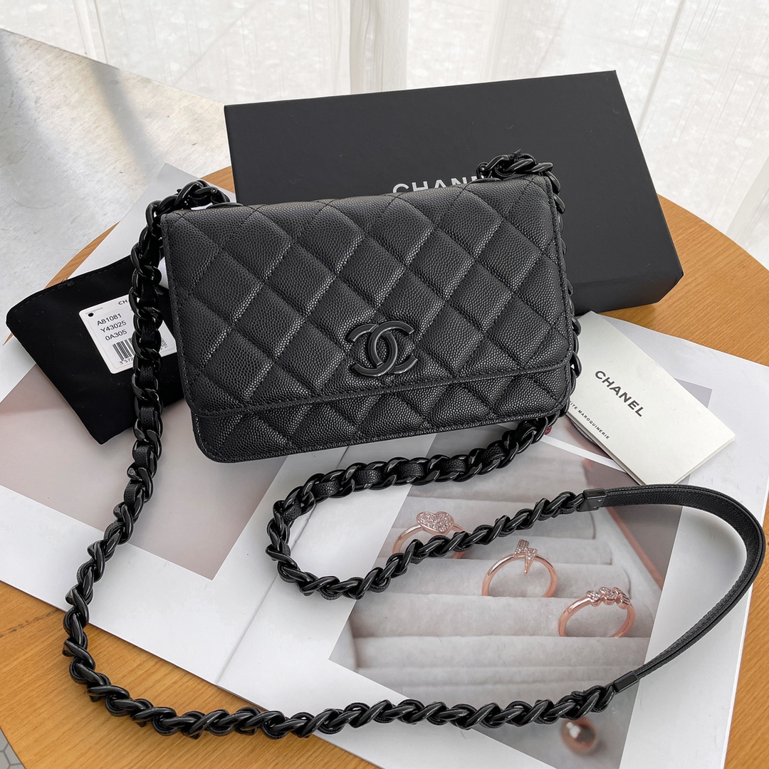 NO:179143,Xiangjia also has bags that boys can carry, so black enamel buckle woc chain bag, full shiny black buckle large double C paired with lychee pattern calfskin, high-end texture visible to the naked eye, and the upper body effect is cool and cool!  Model A81059 0 J Size: 19*4*12,CHANEL,chanel,chanel,cowhide19860909香家也有男生也可以背的包包了,so black珐琅扣woc 链条包,全亮黑扣大双C搭配荔枝纹小牛皮,肉眼可见的高级质感,上身效果又酷又飒！ 型号A81059 0 J 尺寸:19*4*12,CHANEL,chanel,chanel,cowhide,Bag