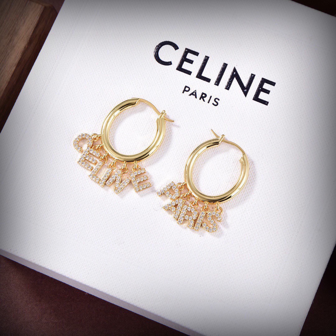 pydwse Celine 新款字母耳环????与众不同的设计 个性十足 颠覆你对传统耳环的印象 使其魅力爆灯