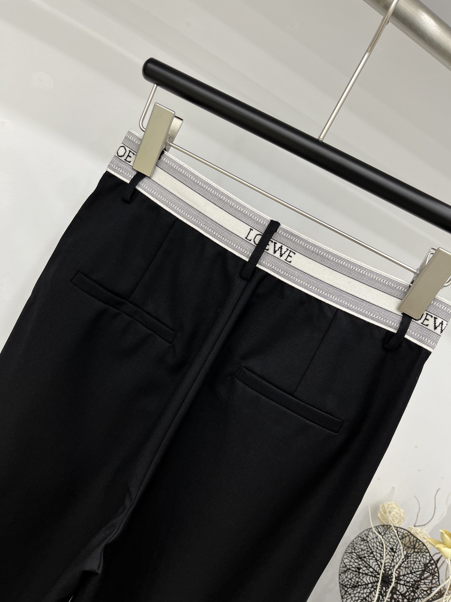 4/爆款现货原单品质Loew*2024新款撞色腰头西裤极具设计感的一款百搭休闲裤大长腿收割高定面料垂感度