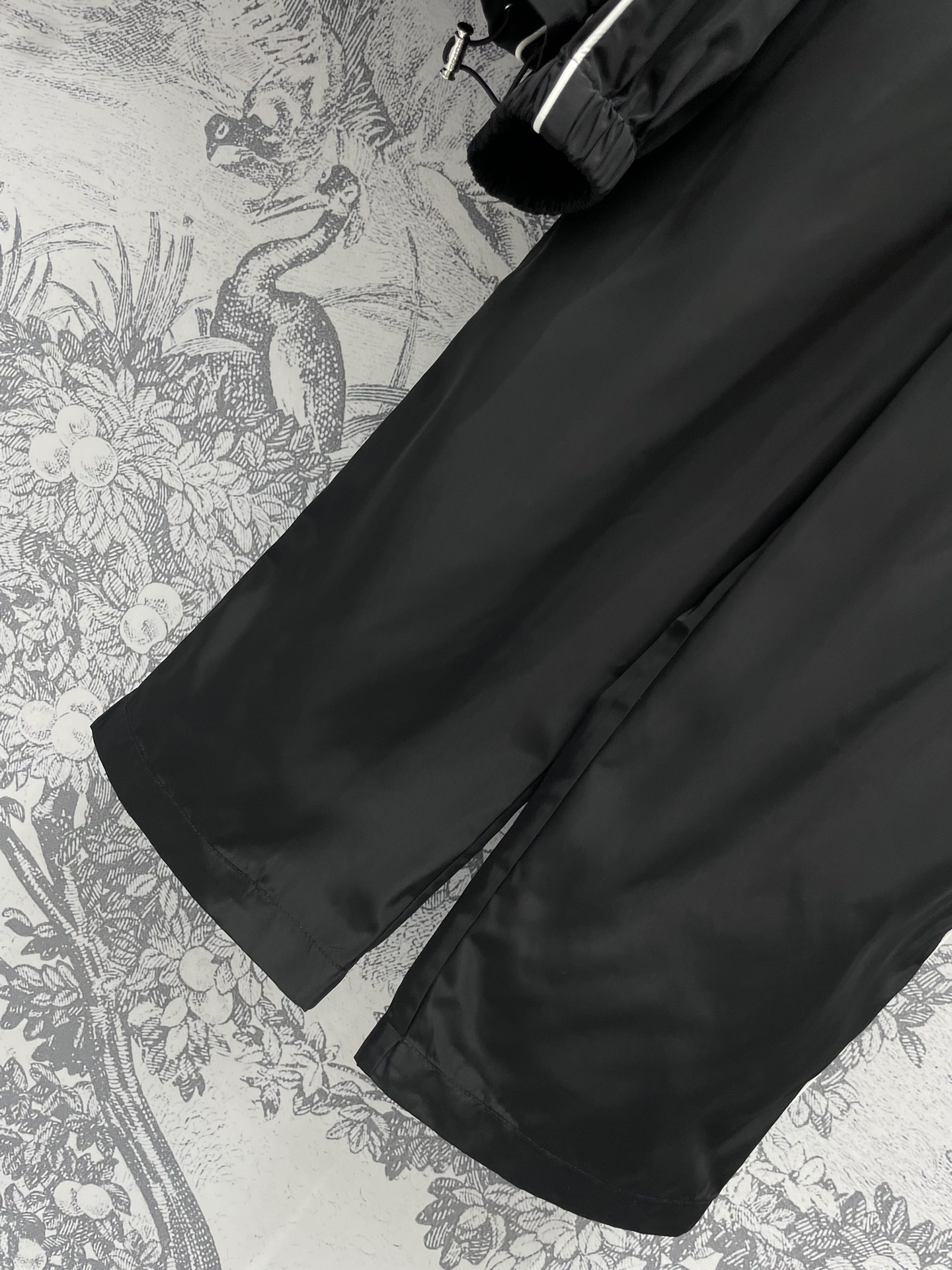 PD家24春夏三角标装饰连帽拉链外套+松紧腰直筒裤纯色简约又充满高级感也可当防晒打造精致又时髦的设计感宽