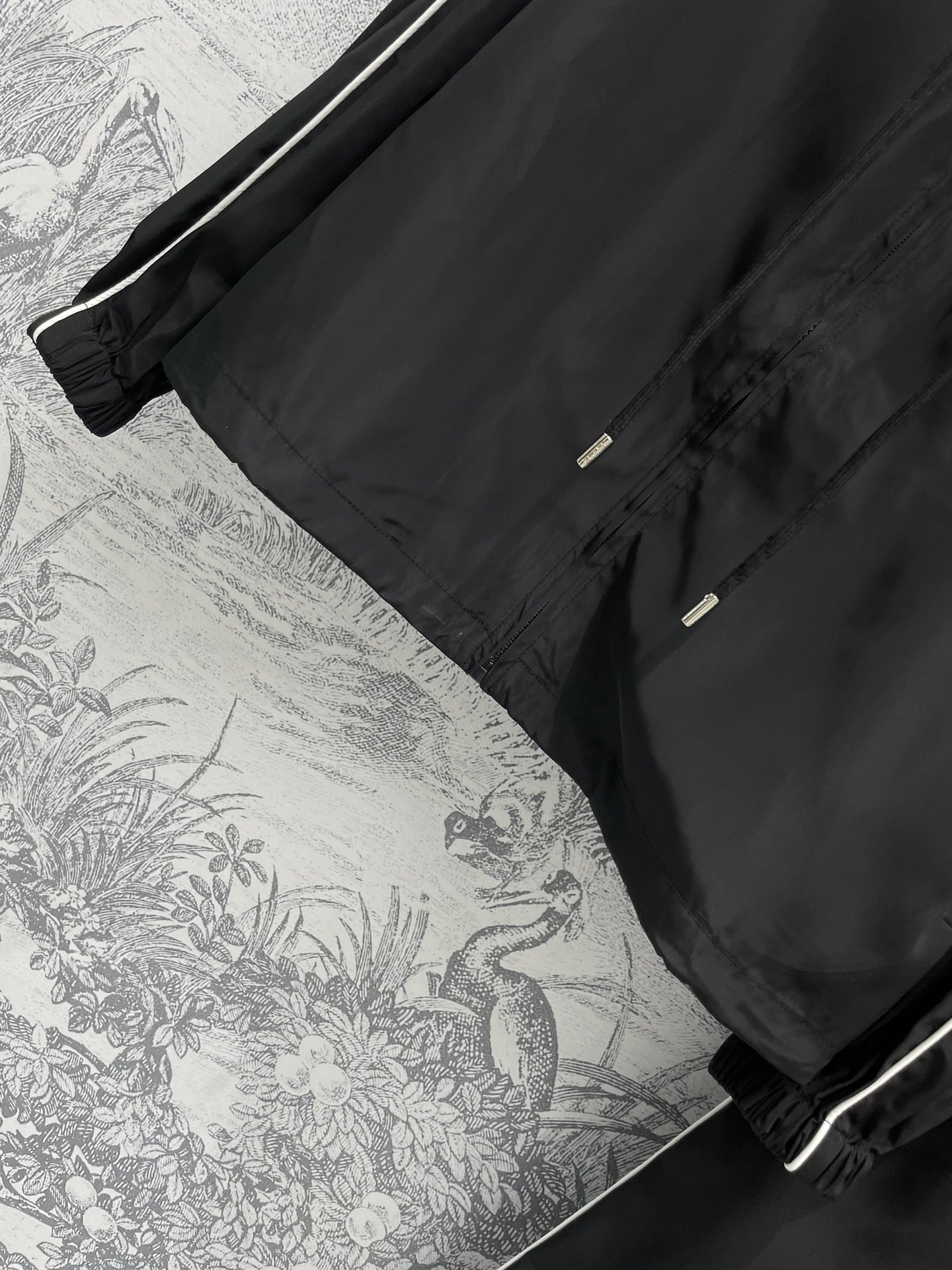 PD家24春夏三角标装饰连帽拉链外套+松紧腰直筒裤纯色简约又充满高级感也可当防晒打造精致又时髦的设计感宽