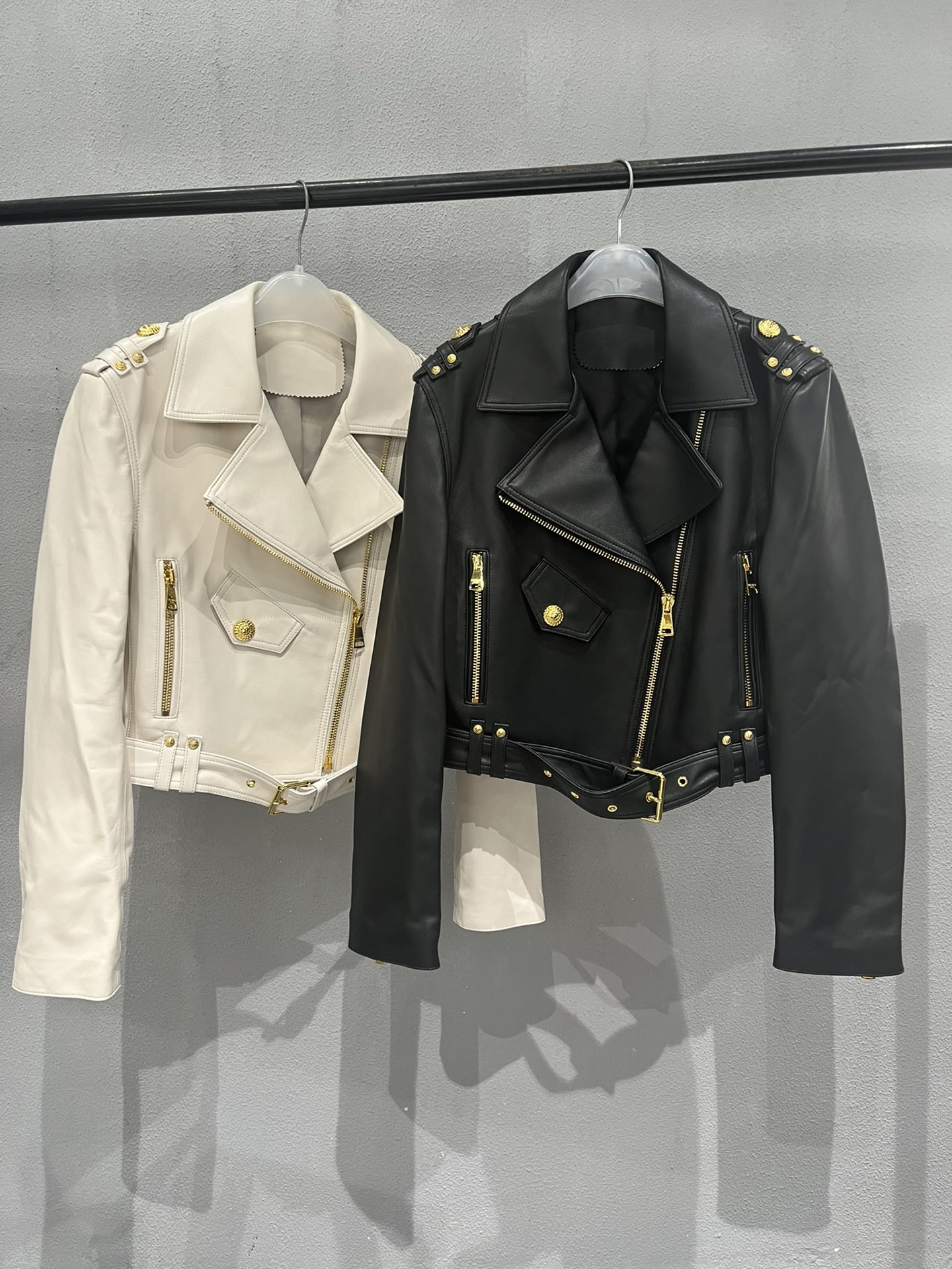 NO:721750,,Balmain sheepskin motorcycle jacket, loose fit, black and white,Balmain-clothing,balmain,jackets & coats,sheepskin,19860909,巴尔曼羊皮机车夹克,宽松版型,黑白两色,巴尔曼-服装,balmain,jackets & coats,sheepskin,,Women's clothing