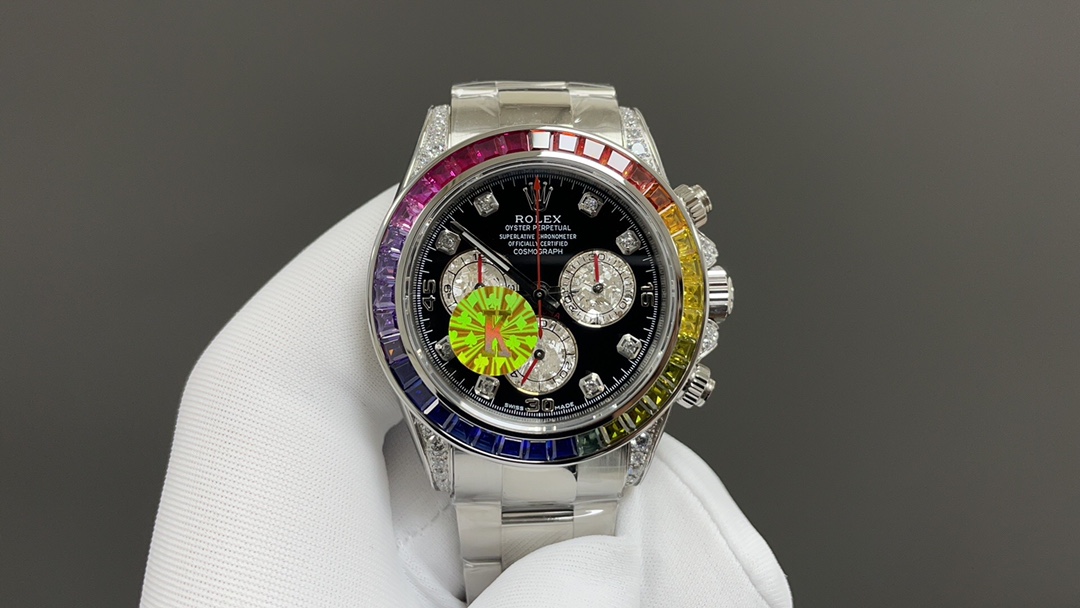 NO:150448,King Factory Rolex Rainbow Di original mold reproduction, with an extreme thickness of 12.4mm, Dandong movement, stable performance and no castration. The wonderful details are as follows 1. The dial is developed in accordance with the original authentic product!  The edges of the scale nails are chamfered and polished in fine grinding. The scale nails and pins are imported from Switzerland. The luminous color and brightness are the same as the original version. 2 Customized Dandong low-tube boutique movement, with accurate and stable movement. The overall thickness of the case is thinner, and the case body is slender and beautiful. Different from other versions, the overall thickness of the case is reduced by reducing the thickness of the mirror and the bottom cover, which is tantamount to cutting corners, and the shell body is still thick and heavy. 3.904L stainless steel case, polished carefully!  The connection between the case and the strap is repeatedly adjusted, and the flatness or high and low misalignment are synchronized with the original version!  !  !  White steel, white gold, gold, rose gold, each model has different details in the case and strap. King factory adheres to the spirit of craftsmanship and restores the details in various places. Therefore, there are many types of accessories, and different types of accessories are shared with other versions. 4. The original molded ceramic ring has a delicate scale. The rainbow diamond ring is made of pure natural color crystal, which is made through a high-difficulty inlay technology. The natural color crystal can be inspected and issued an appraisal certificate!  King is trustworthy, rolex, gold19860909King厂 劳力士彩虹迪 原版开模复刻,极致厚度12.4mm,丹东机芯,性能稳定,功能无阉割. 精彩细节如下 1.表盘参照原装真品对照开发！刻度字钉边缘边缘倒角打磨精细,刻度字钉和表针采用瑞士进口夜光粉,夜光颜色、亮度均与原版一致. 2定制丹东低管精品机芯,走时的精准和稳定,表壳整体厚度更薄,而且表壳壳身纤细美观,不同与其他版本通过减少镜面与底盖的厚度来降低表壳的整体厚度,这样无异于偷工减料,而且壳身部分依然肥厚笨重. 3.904L精钢表壳,打磨细致！表壳与表带的连接处通过反复调整,平整度或高低错位均与原版同步！！！白钢款,白金款,黄金款,玫瑰金款,每款所对应的表壳、表带细节处都有差别,King厂秉承工匠精神,还原了各处细节,因此配件种类繁多,不同与其他版本多种款式共用一种配件. 4,原版开模陶瓷圈,刻度细腻,彩虹钻圈采用纯天然彩色晶石,通过高难度逼镶工艺制成,天然彩色晶石可送检并出鉴定证书！ King值得信赖,,rolex,gold,Watch