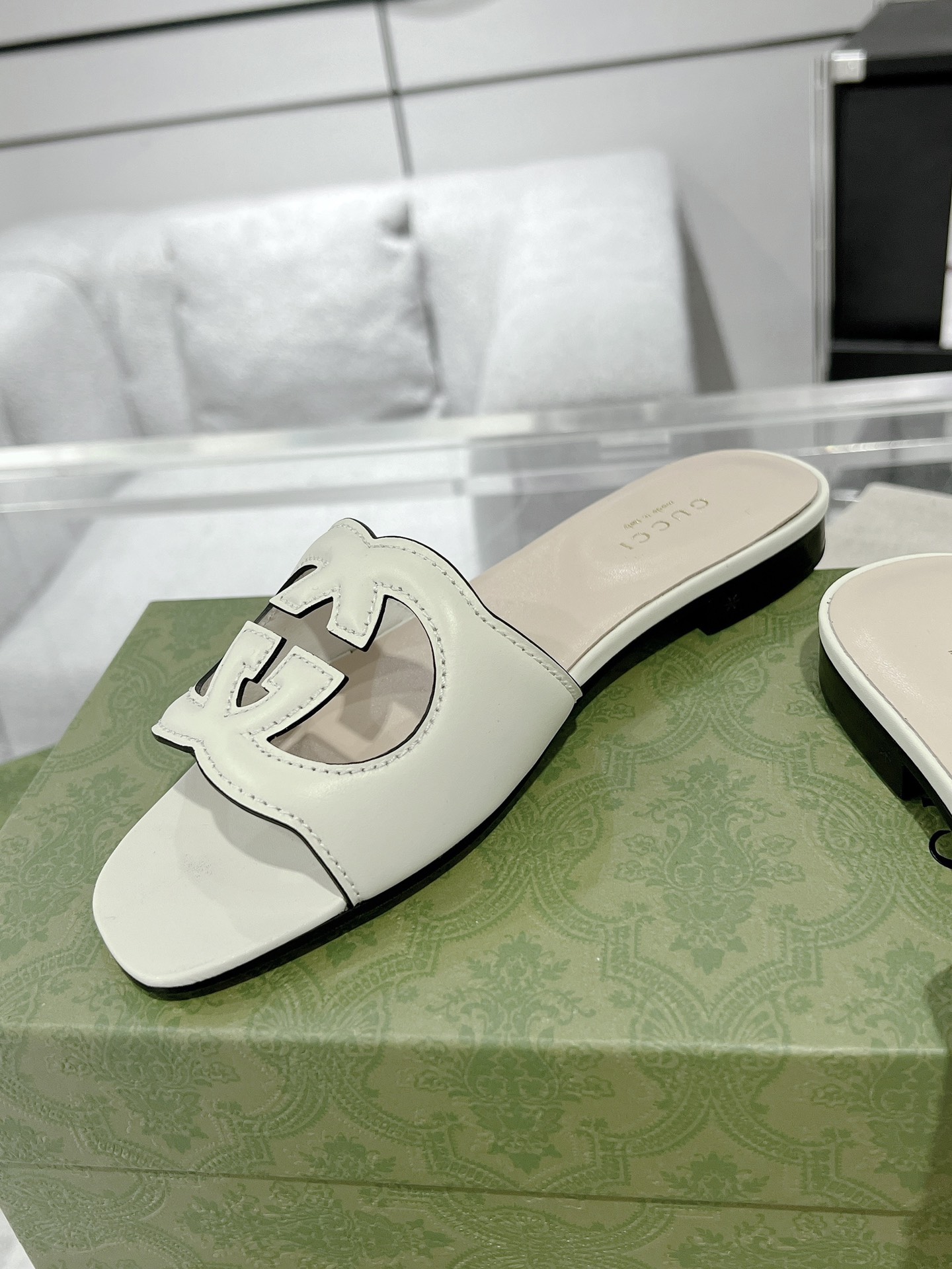 Gucci 女士互扣式双G镂空细节拖鞋‼ 七十年代的典藏设计为品牌注入荣光 从这一标志性时代中撷取灵感