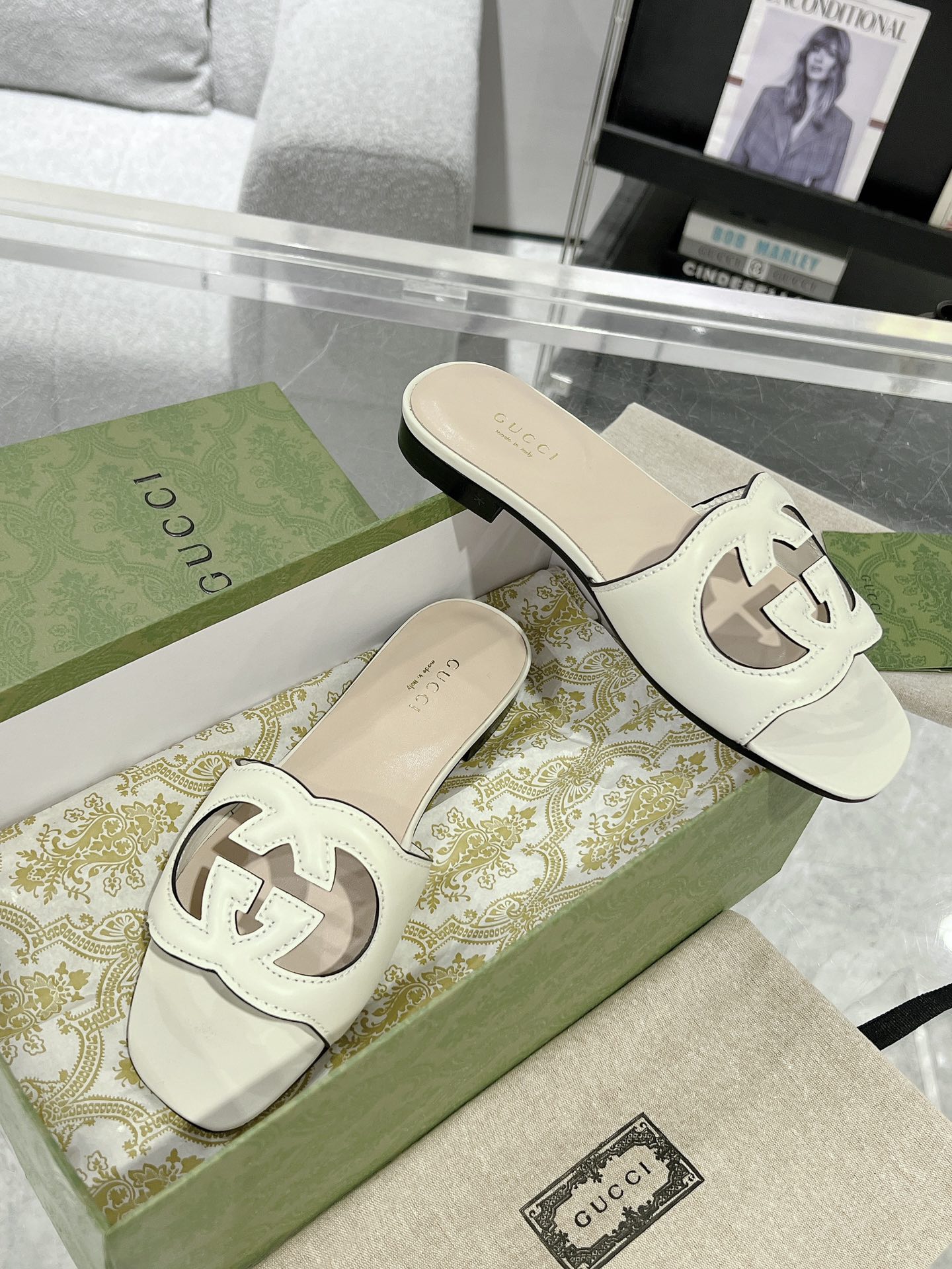 Gucci 女士互扣式双G镂空细节拖鞋‼ 七十年代的典藏设计为品牌注入荣光 从这一标志性时代中撷取灵感