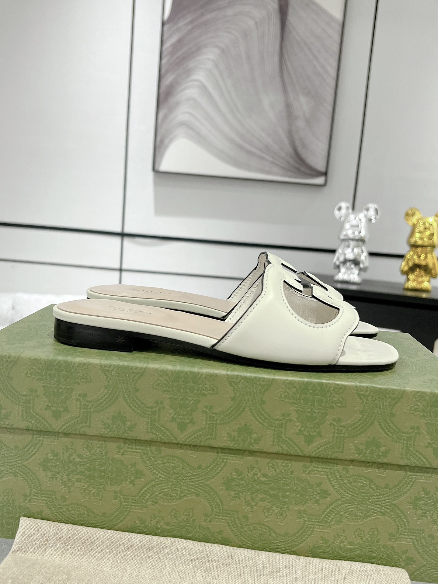 Gucci 女士互扣式双G镂空细节拖鞋‼ 七十年代的典藏设计为品牌注入荣光 从这一标志性时代中撷取灵感